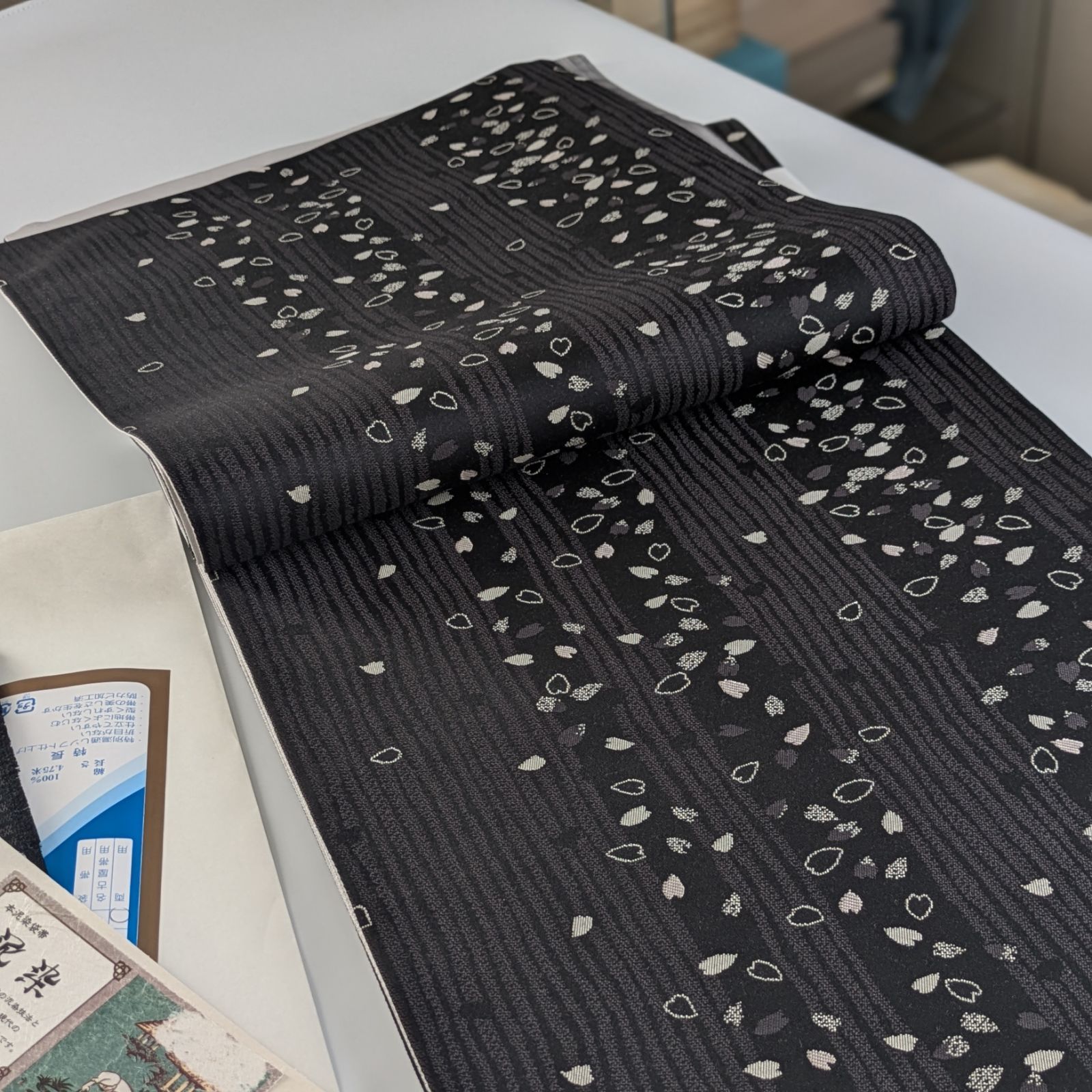 シュトラウス衣正絹本泥染め桜花びらよろけ縞文様袋帯 - メルカリ