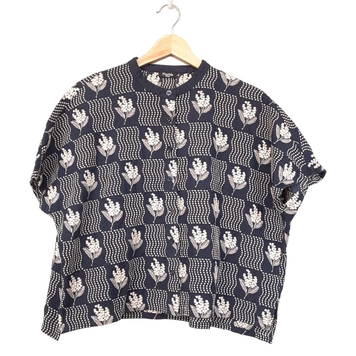 marble SUD マーブルシュッド 半袖シャツブラウス レディース - ネイビー×アイボリー 刺繍