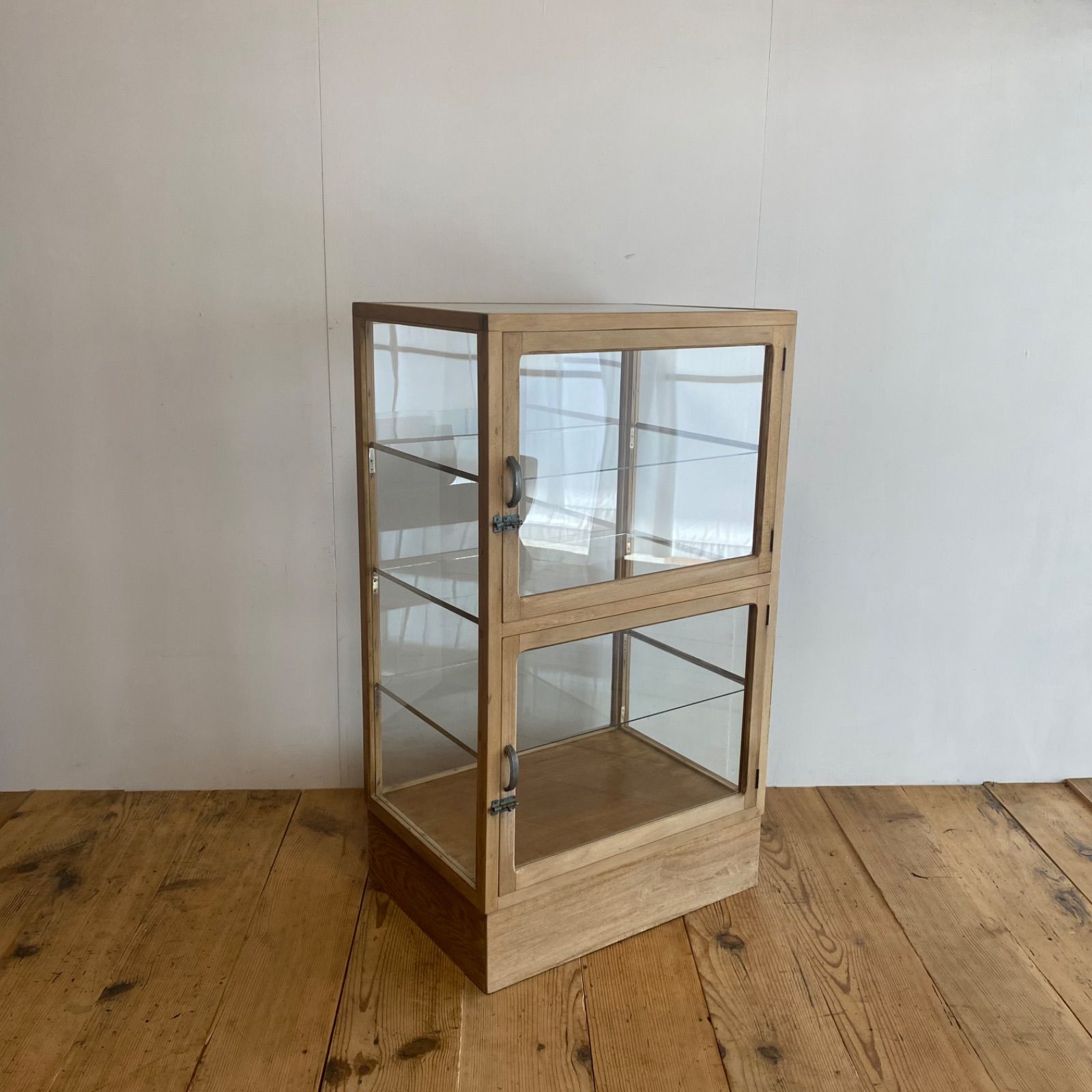 アンティーク ガラスケース ショーケース レトロ 飾り棚 z780 アンティーク ガラスケース ショーケース レトロ 飾り棚 y252 - メルカリ