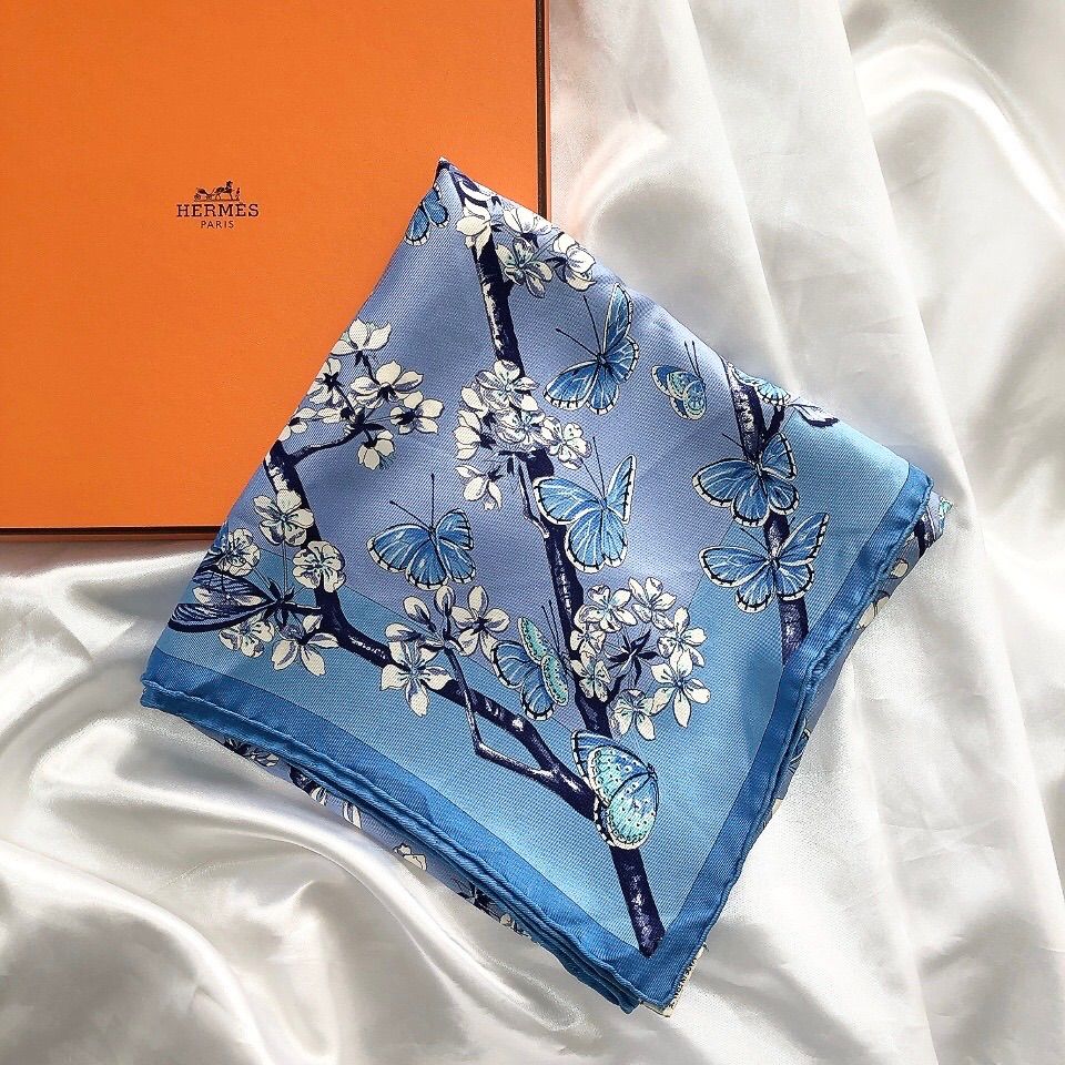 HERMES エルメス カレ90 FLEURS スカーフ 大判 ブルー系 HERMES エルメス 大判スカーフ カレ90 桜と蝶々 ブルー系 小花柄
