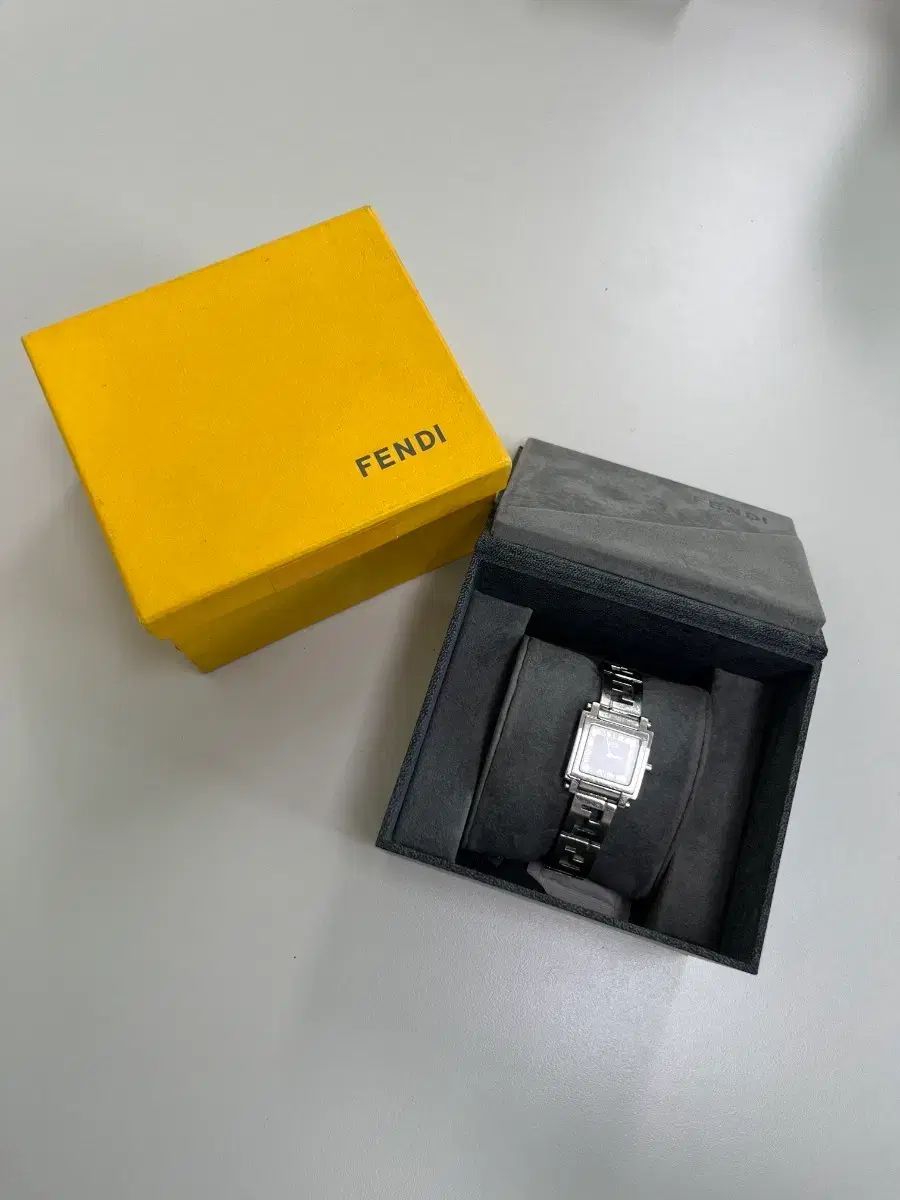 フェンディ レディース シルバー メタル ウォッチ フルセット