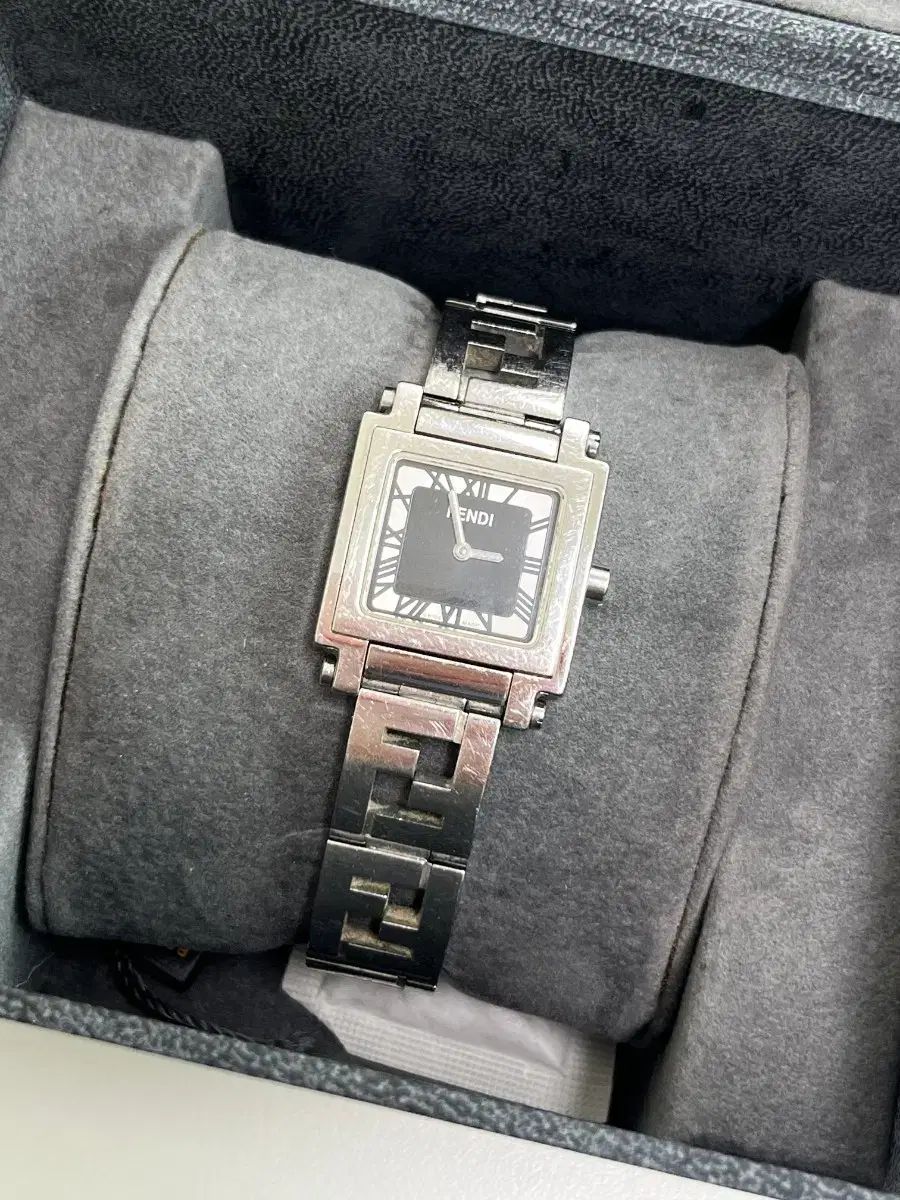 フェンディ レディース シルバー メタル ウォッチ フルセット