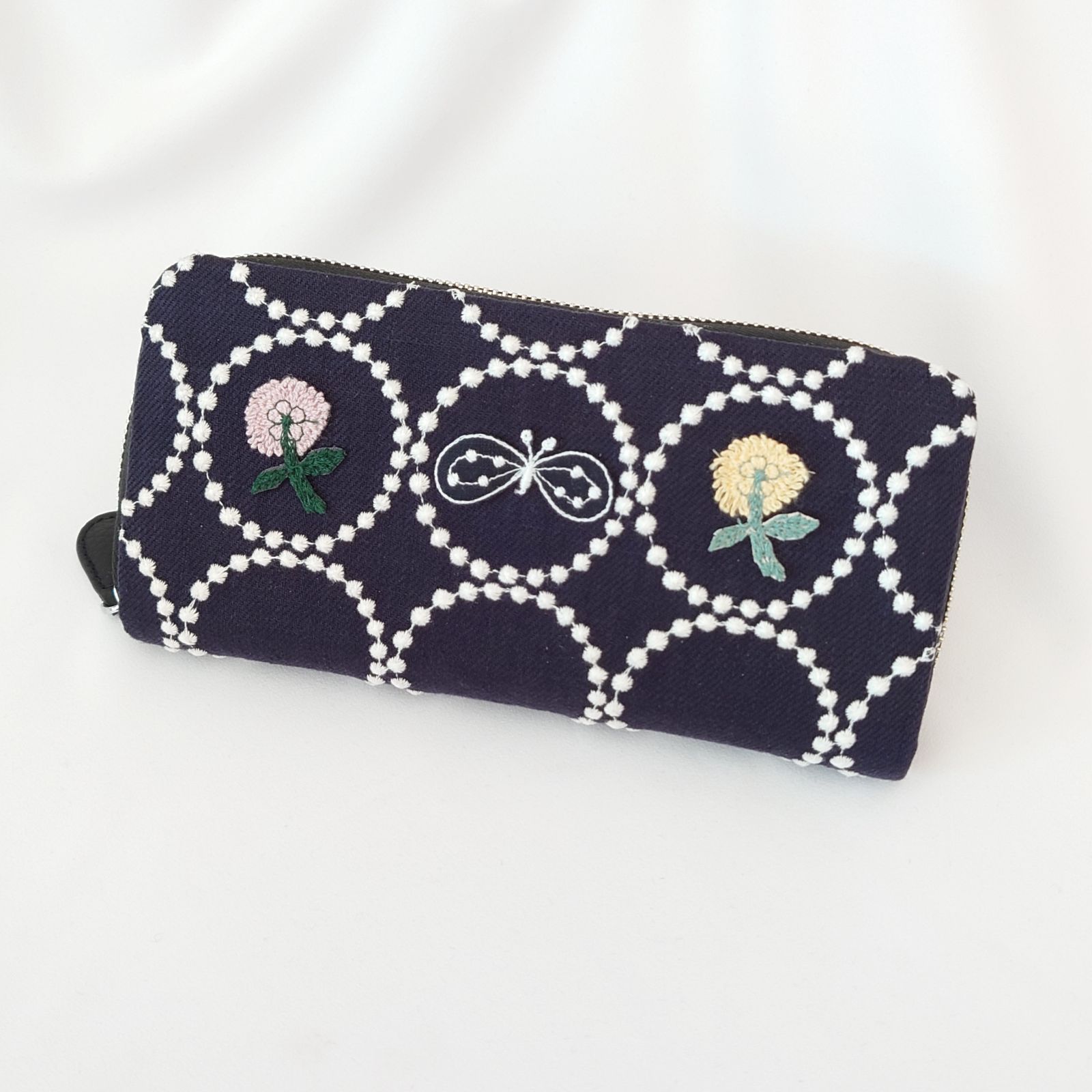 受注製作】刺繍3つ・タンバリン ネイビー×ホワイト 本革長財布 ミナ