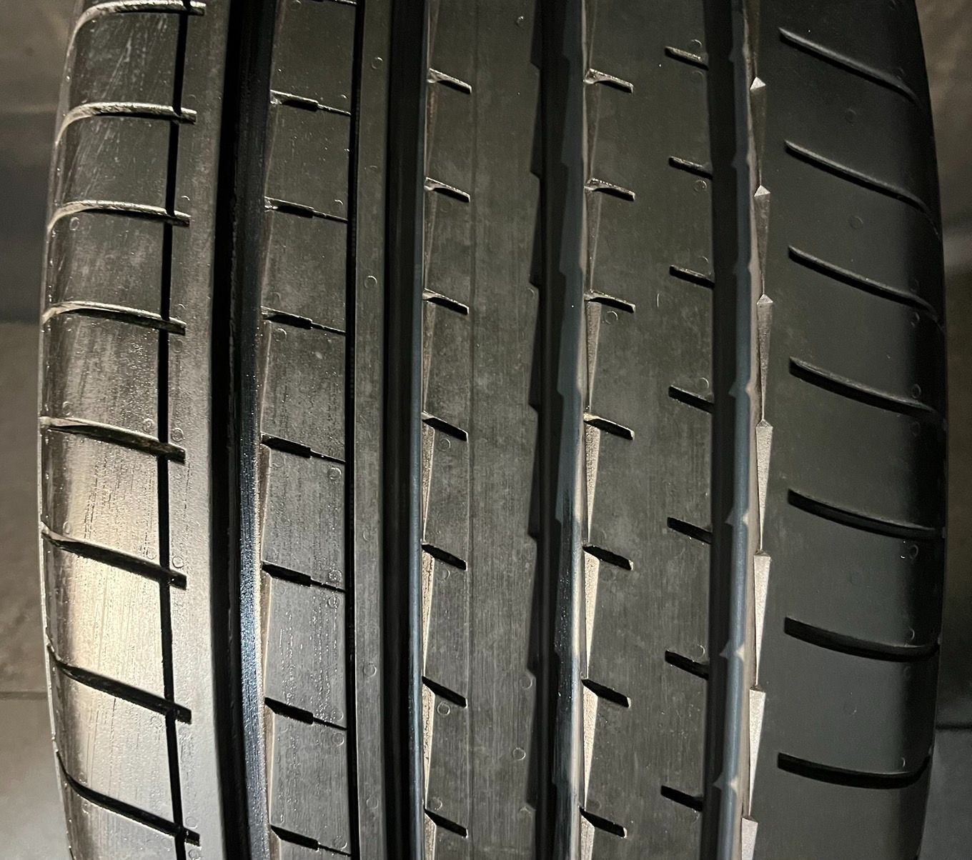  うっすらイボ 製 約9 8分山 ヨコハマ アドバン ADVAN V 61 E 235 55 R 20 1本 h_775 20インチ サマータイヤ ノーマルタイヤ