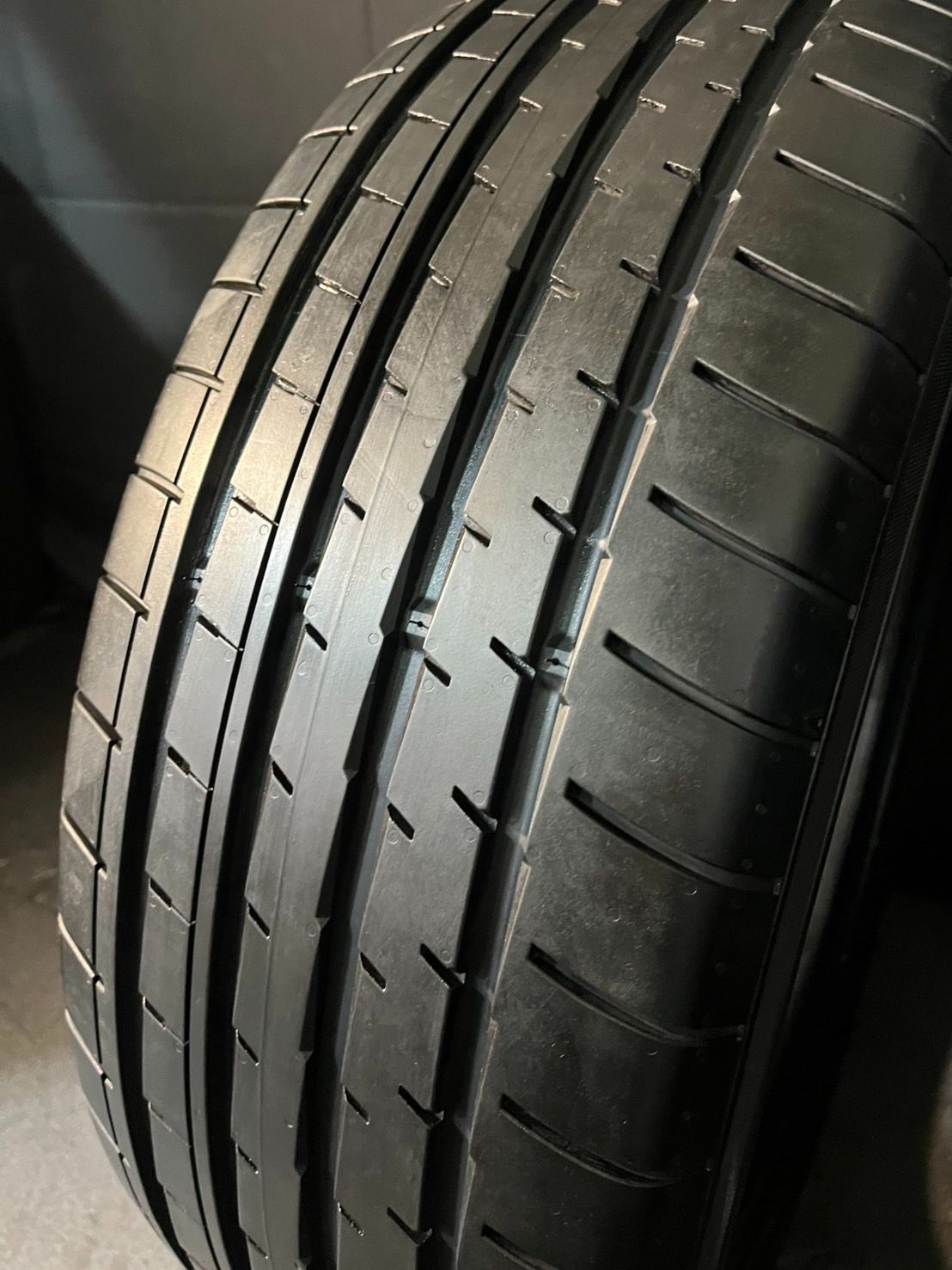 うっすらイボ 製 約9 8分山 ヨコハマ アドバン ADVAN V 61 E 235 55 R 20 1本 h_775