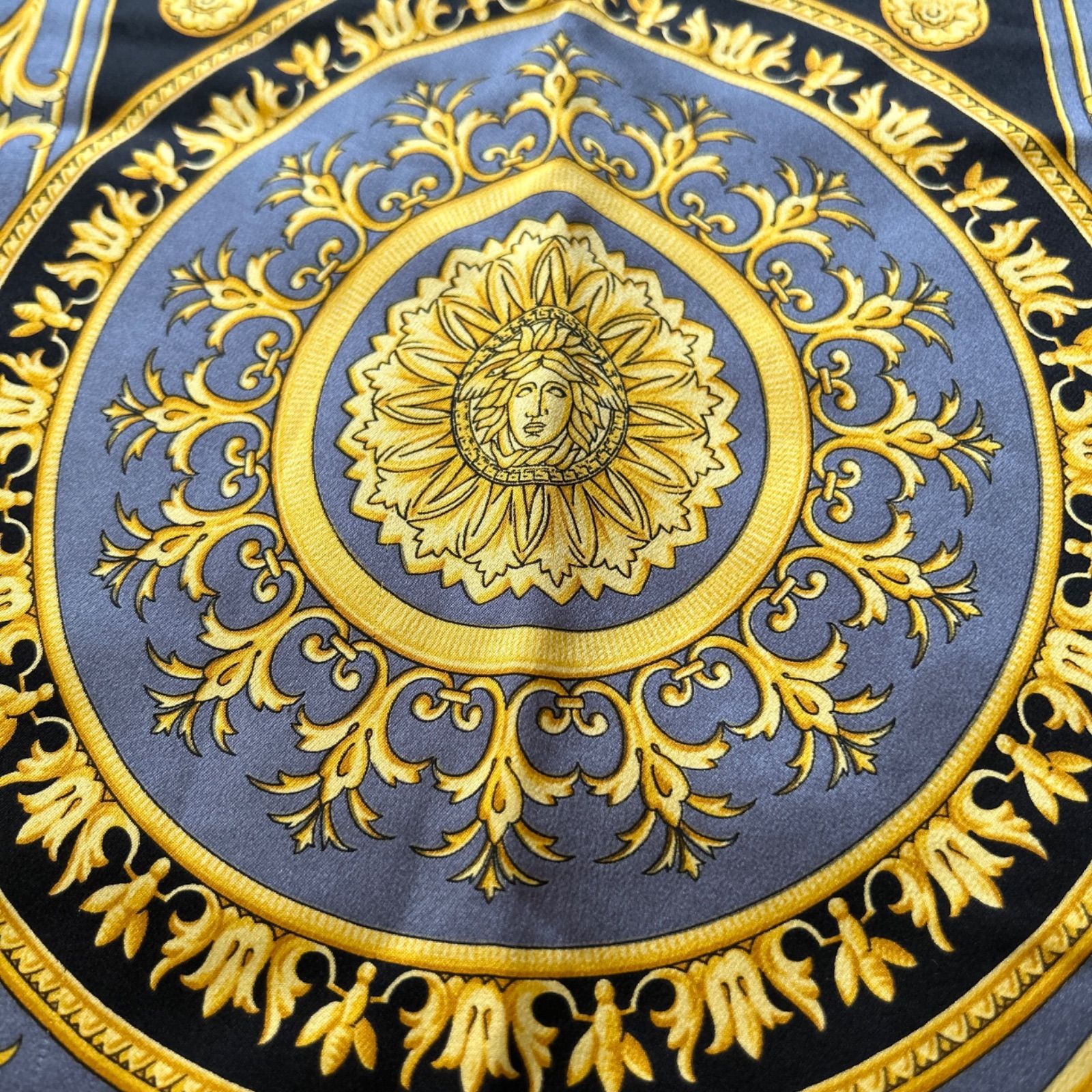 Versace ヴェルサーチ メドゥーサ メデューサ プリント マフラー