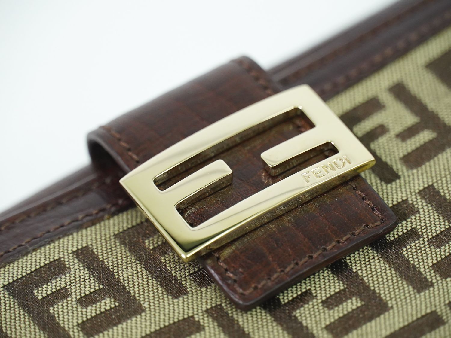 本物 フェンディ FENDI ズッキーノ 二つ折り 折財布 コンパクト