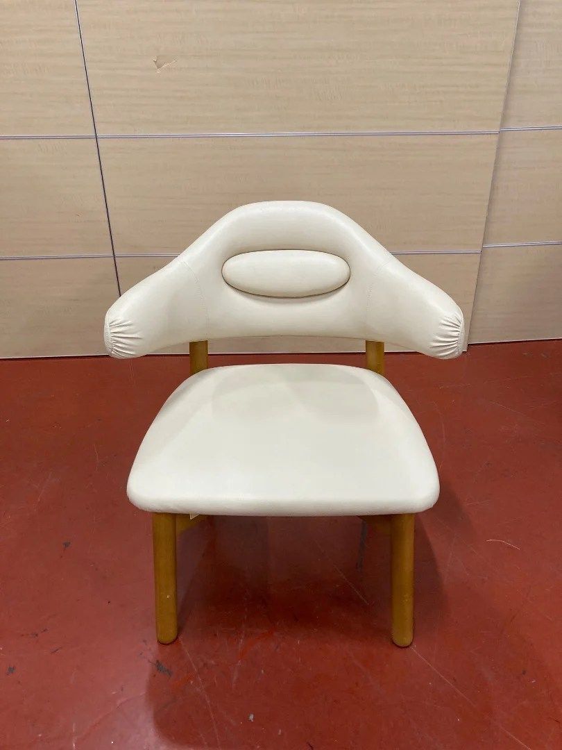 Combi コンビ 授乳チェア イス 椅子 授乳用チェア クッション 背もたれ 低座椅子 ミルク 育児サポート 母乳育児 赤ちゃん 寝かしつけ ベビー用品 出産準備 授乳姿勢サポート 介護用 座りやすい 木製 ベージュ