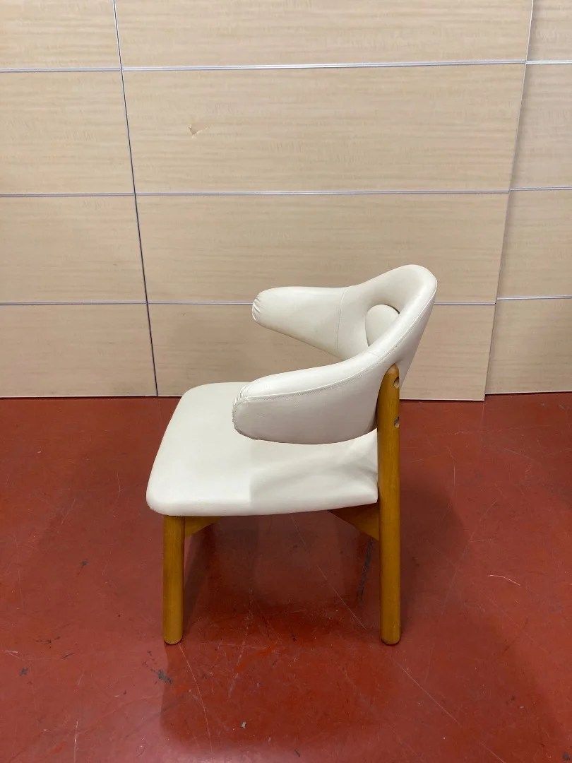 Combi コンビ 授乳チェア イス 椅子 授乳用チェア クッション 背もたれ 低座椅子 ミルク 育児サポート 母乳育児 赤ちゃん 寝かしつけ ベビー用品 出産準備 授乳姿勢サポート 介護用 座りやすい 木製 ベージュ