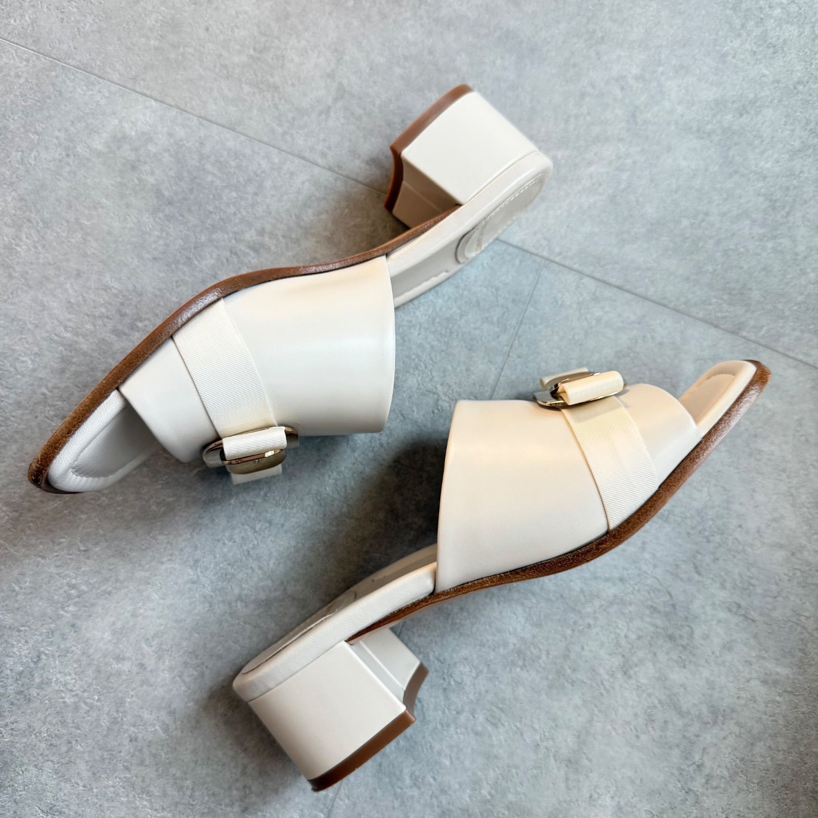 近年モデル 極美品 SalvatoreFerragamo フェラガモ ヴァラリボン