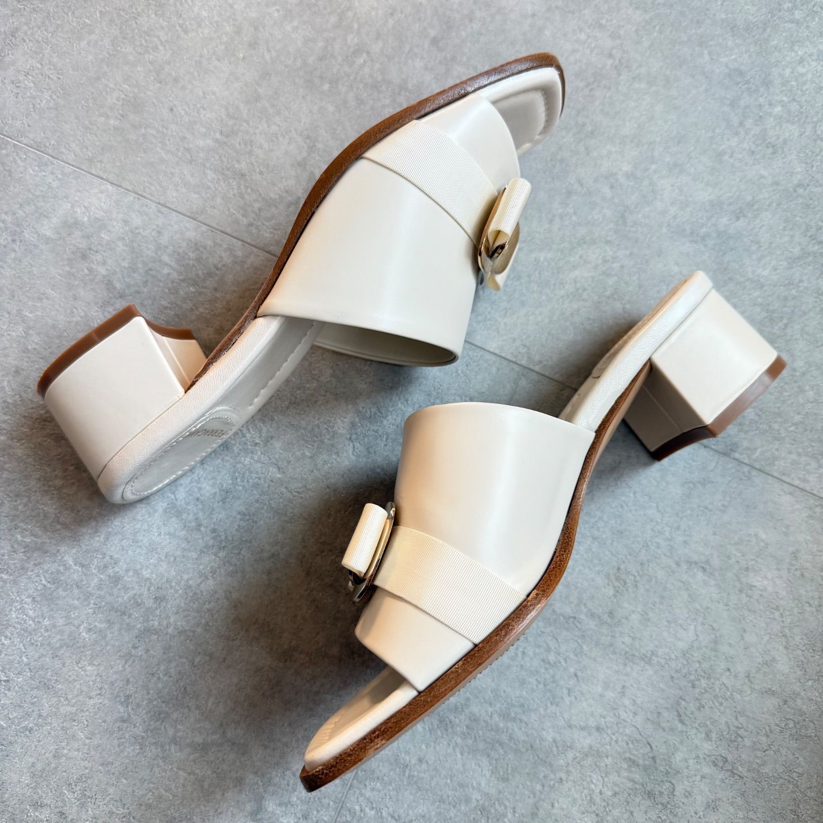 近年モデル 極美品 SalvatoreFerragamo フェラガモ ヴァラリボン