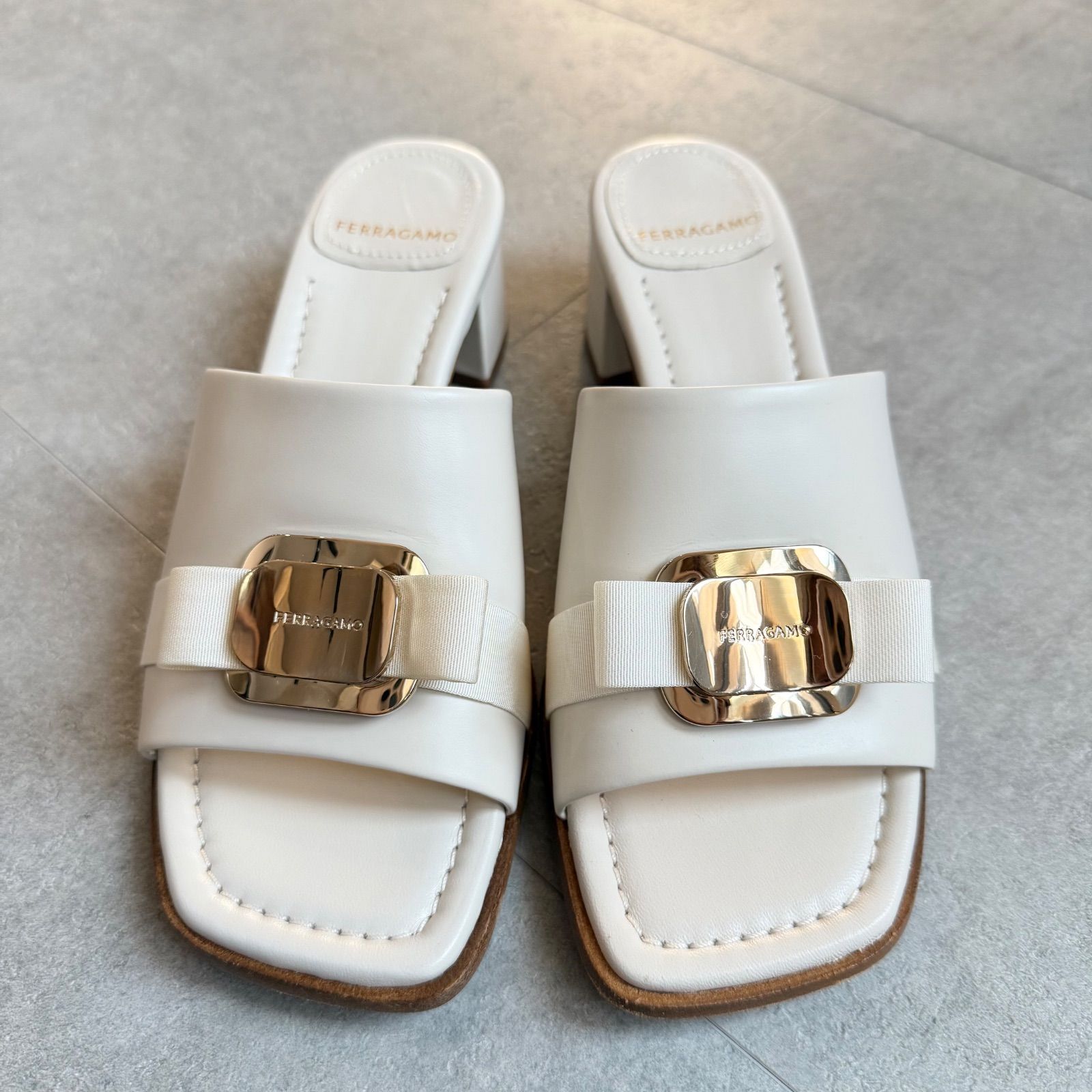 近年モデル 極美品 SalvatoreFerragamo フェラガモ ヴァラリボン