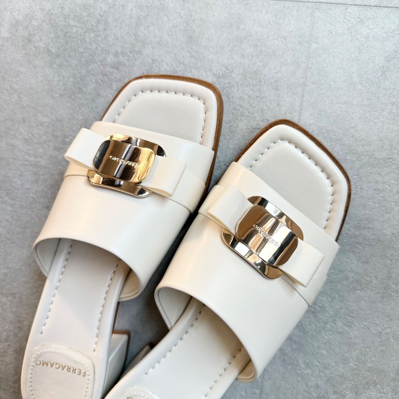 【Salvatore Ferragamo】美品カッティングレザー ヴァラリボン白 近年モデル 極美品 SalvatoreFerragamo フェラガモ ヴァラリボン