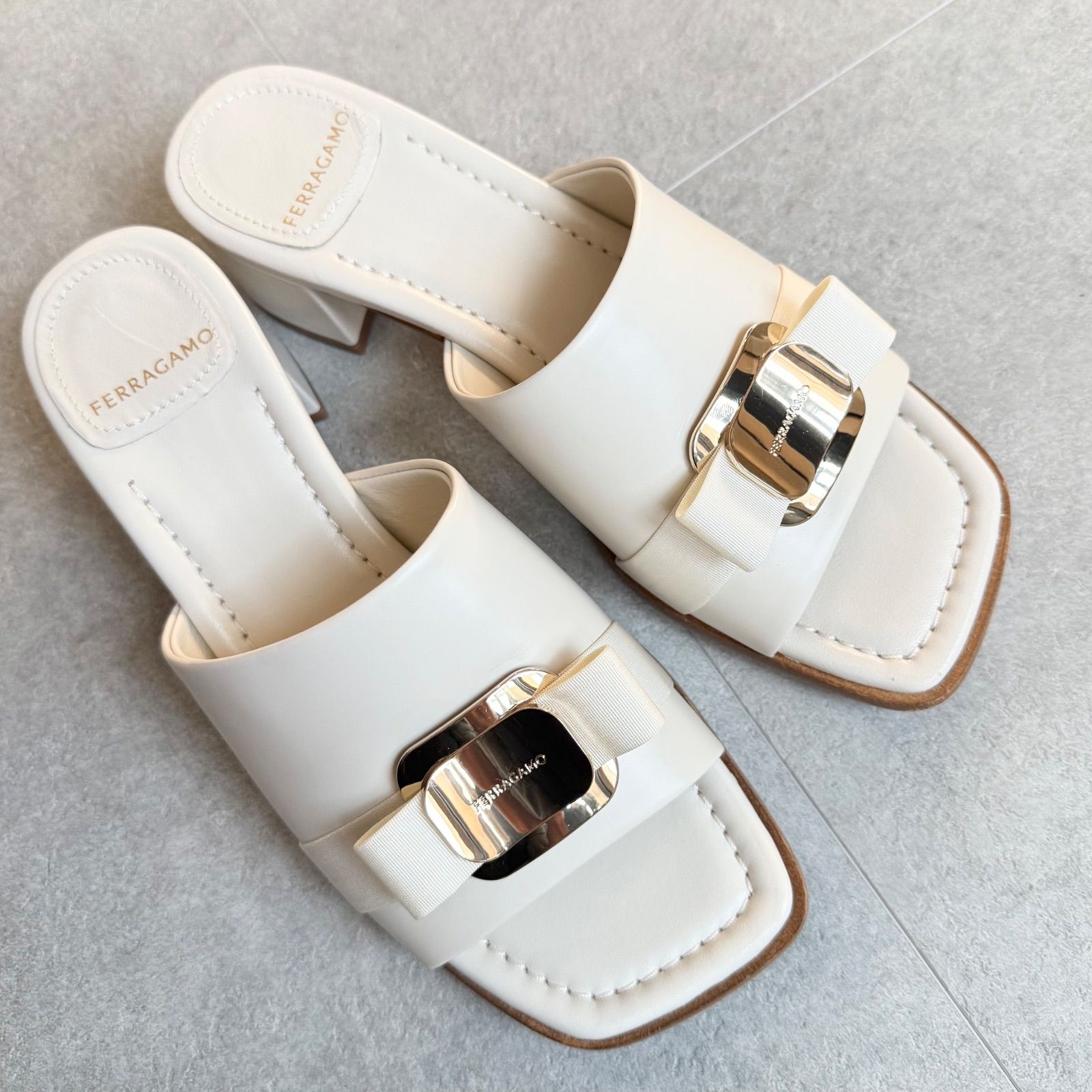 美品 SalvatoreFerragamo ヴァラリボン ミュール サンダル 近年モデル 極美品 SalvatoreFerragamo フェラガモ ヴァラリボン