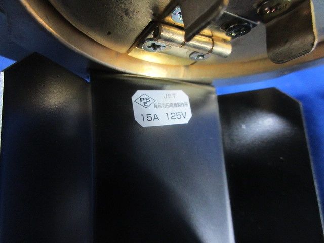 プラグ収納型フロアコンセント