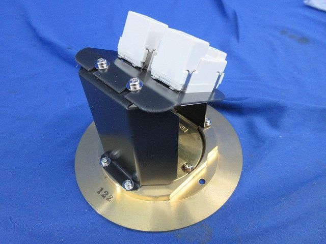 プラグ収納型フロアコンセント -J