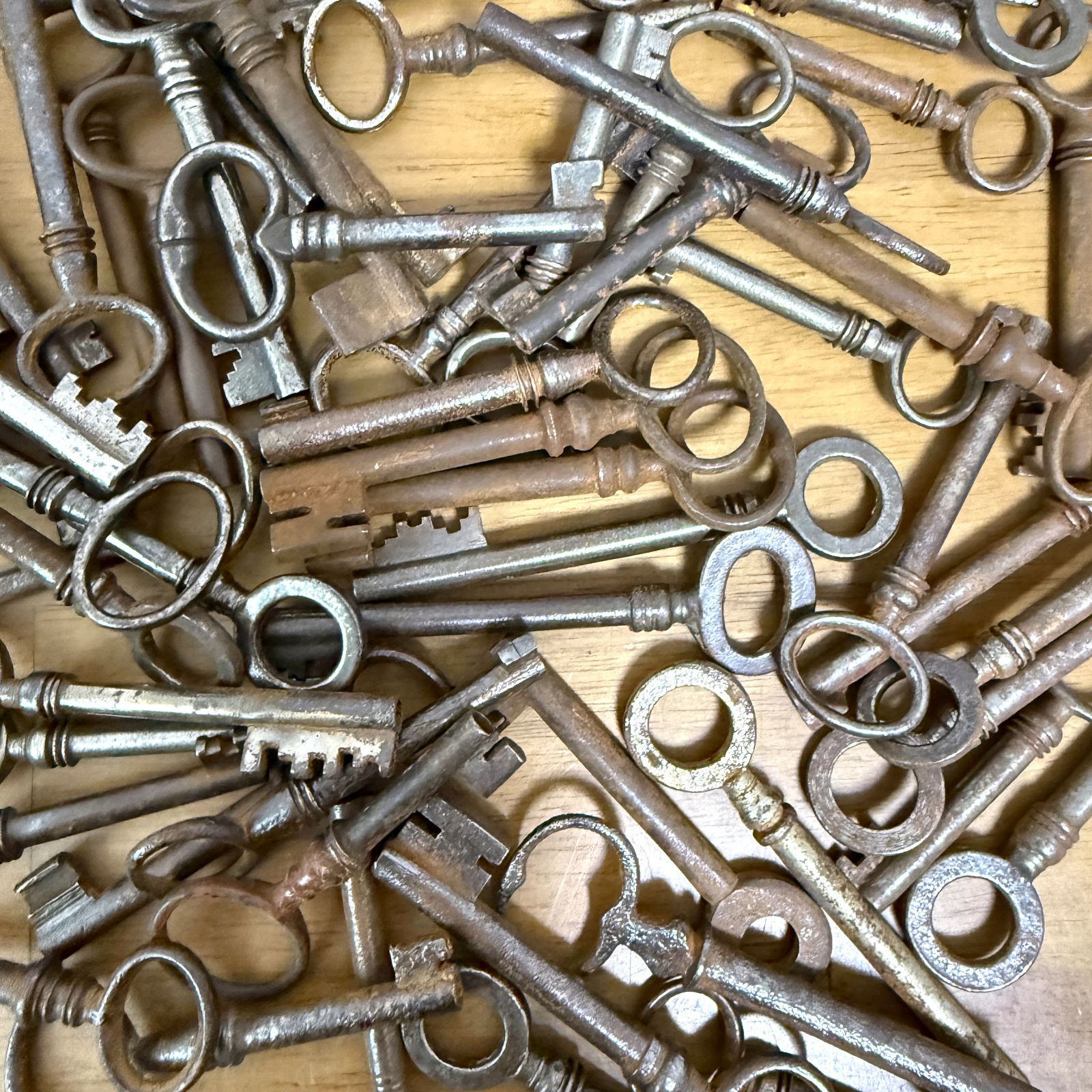 A 60本 アンティーク キー 古鍵 ヨーロッパ 雑貨 小道具 素材 ディスプレイ 蚤の市 大量 まとめて セット 卸売 小物 ブロカント シャビーシック 古着 ジーンズ 装飾 服飾 インテリア 什器 コーデ 昭和レトロ DIY