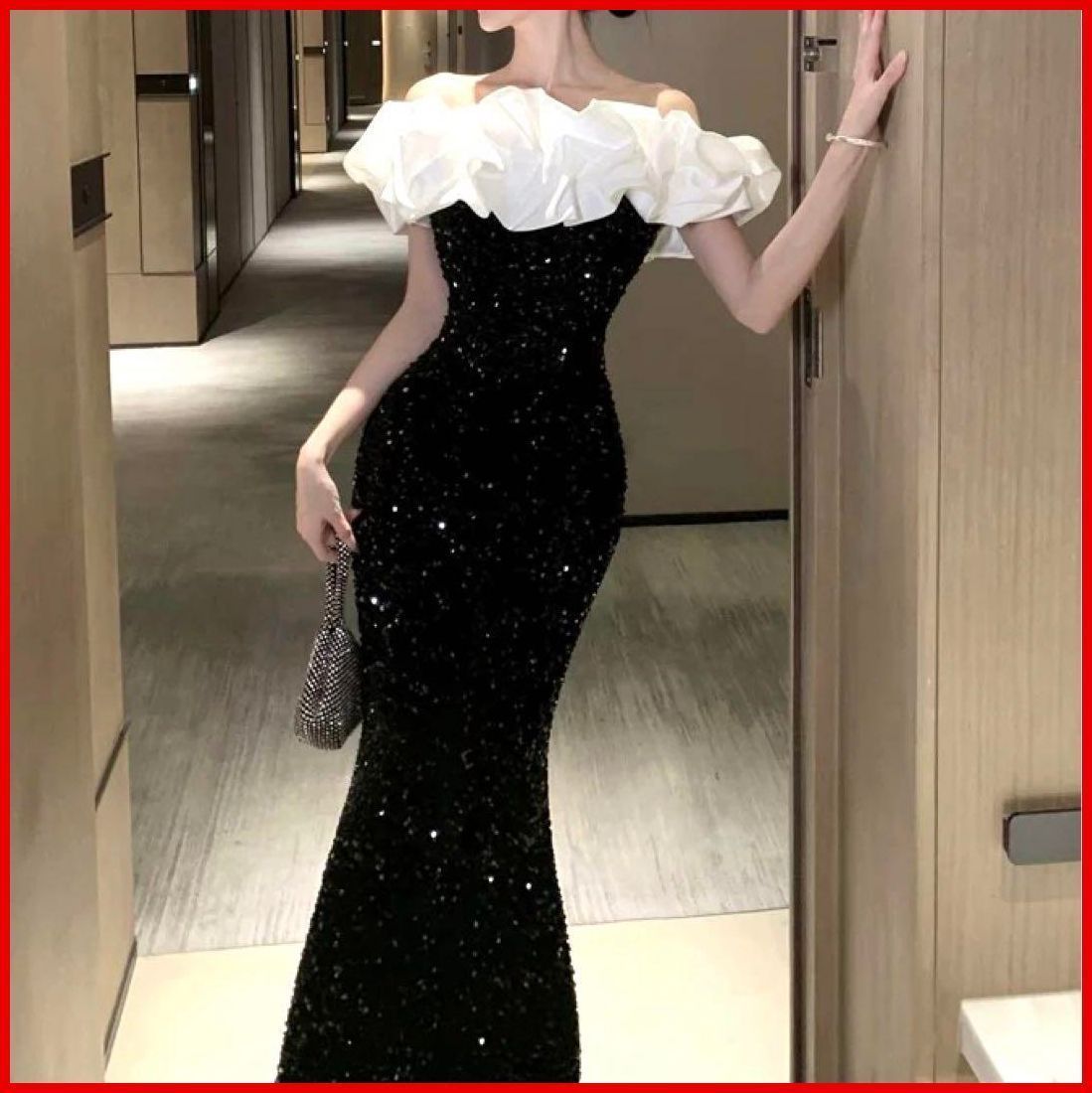 25年 バイ スパンコールの煌びやかなオフショルドレス