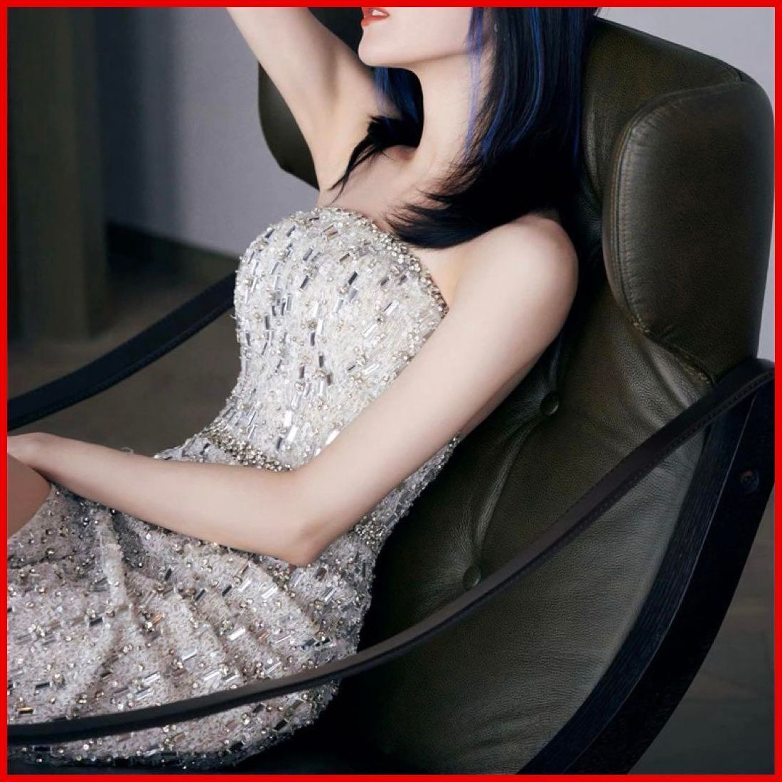 25年新作 新品未使用 ビジューにスパンコールの煌びやかな イブニング