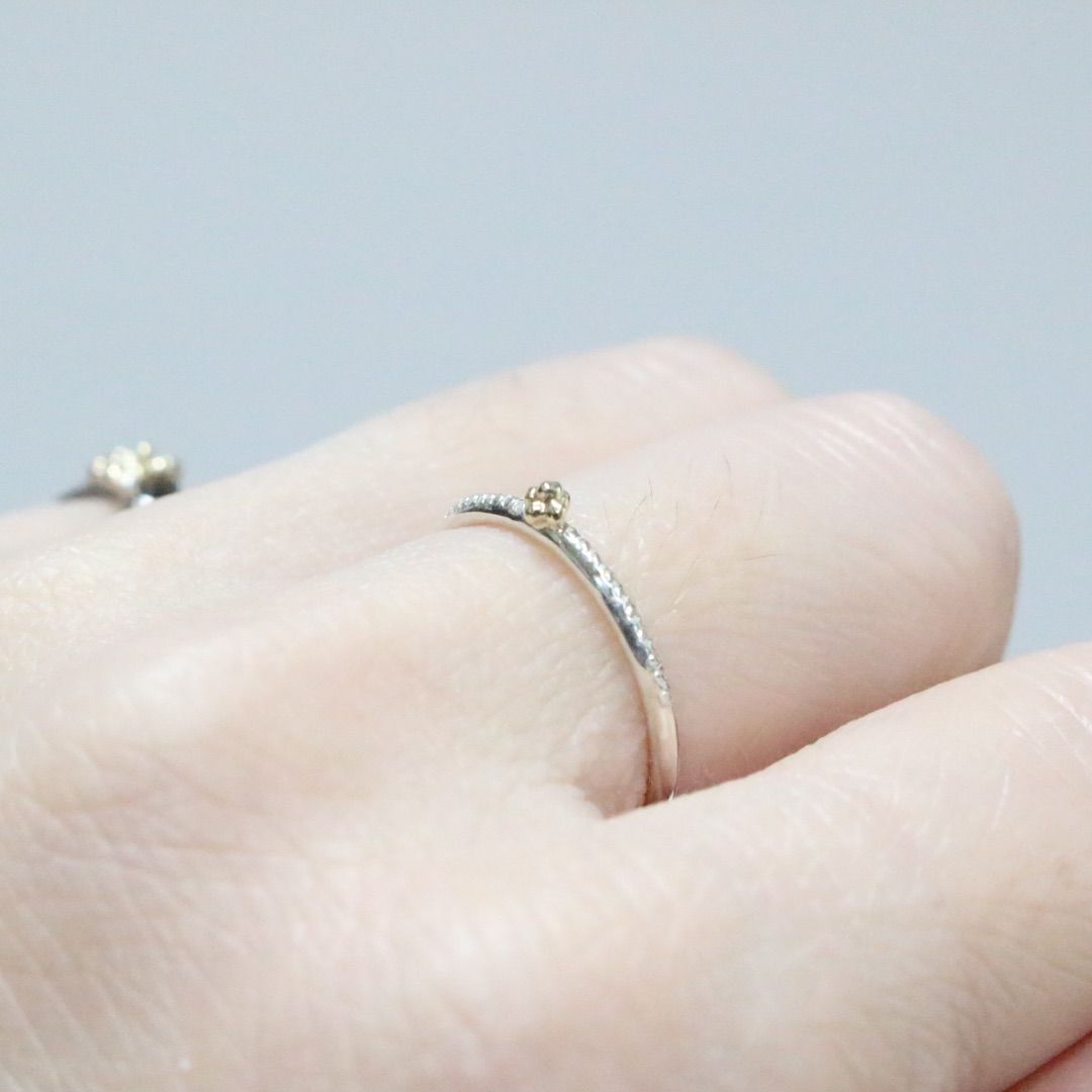 ちいさなK10の粒々とミル打ちシルバーのコンビリング約8.5号 - メルカリ