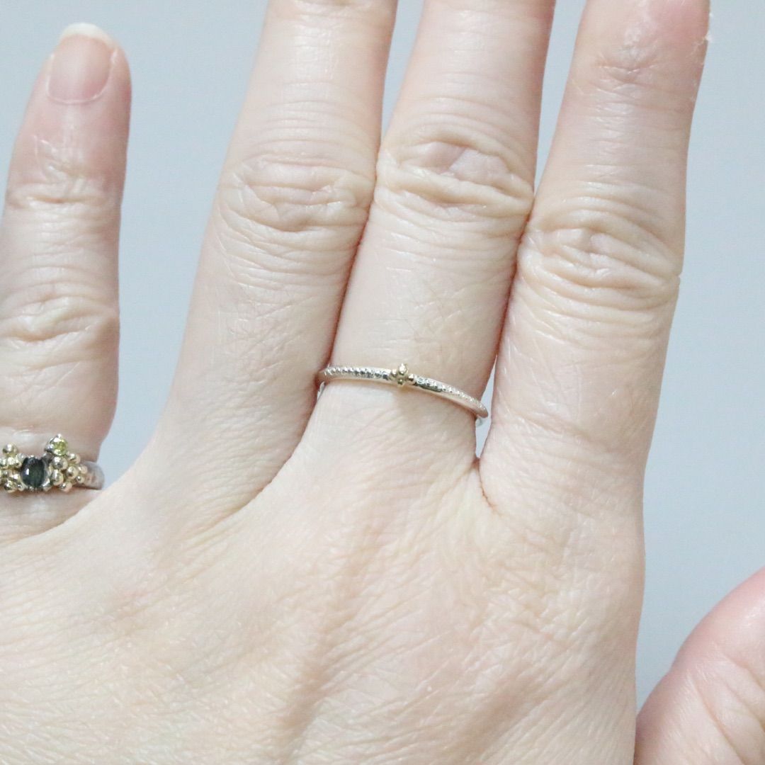 ちいさなK10の粒々とミル打ちシルバーのコンビリング約8.5号 - メルカリ