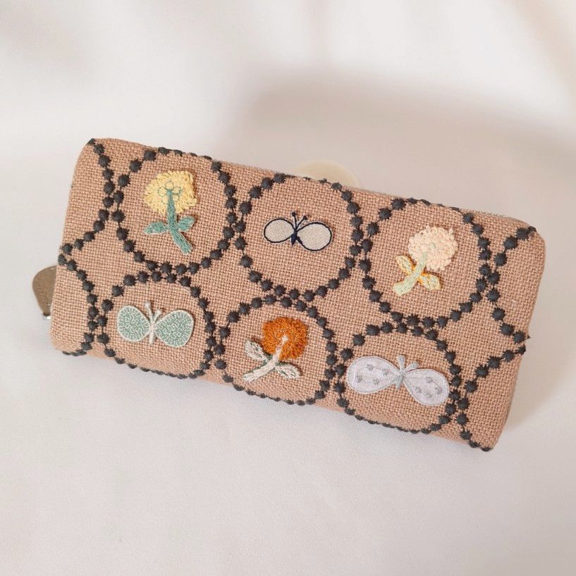 受注製作】刺繍7つ・タンバリン ベージュ×チャコール 本革長財布 ミナ