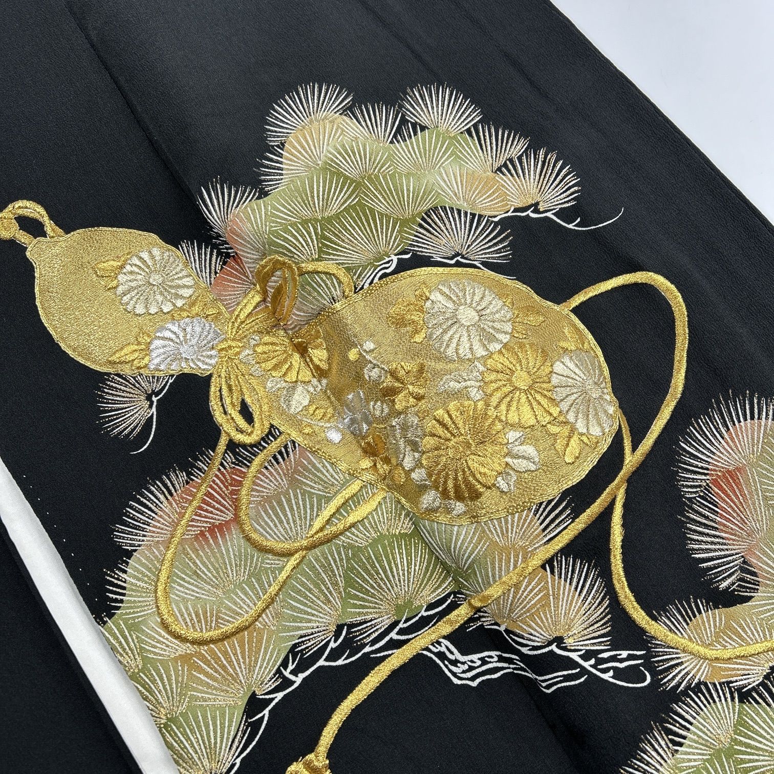 【着物まとめ売り】　正絹留袖5枚　　着用可　リメイク素材　目立った汚れなし 黒留袖 5枚 正絹 着物まとめ売り 同梱購入歓迎 リメイク用 着付け練習