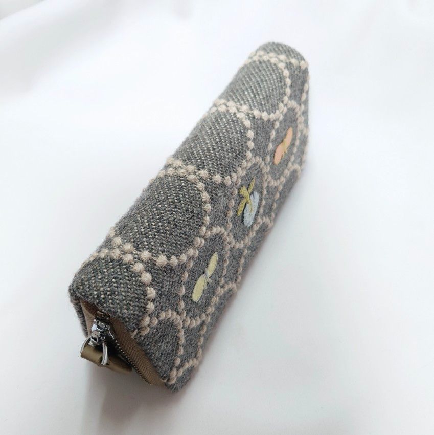 受注製作】刺繍3つ・タンバリン グレー×ベージュ 本革長財布 ミナ