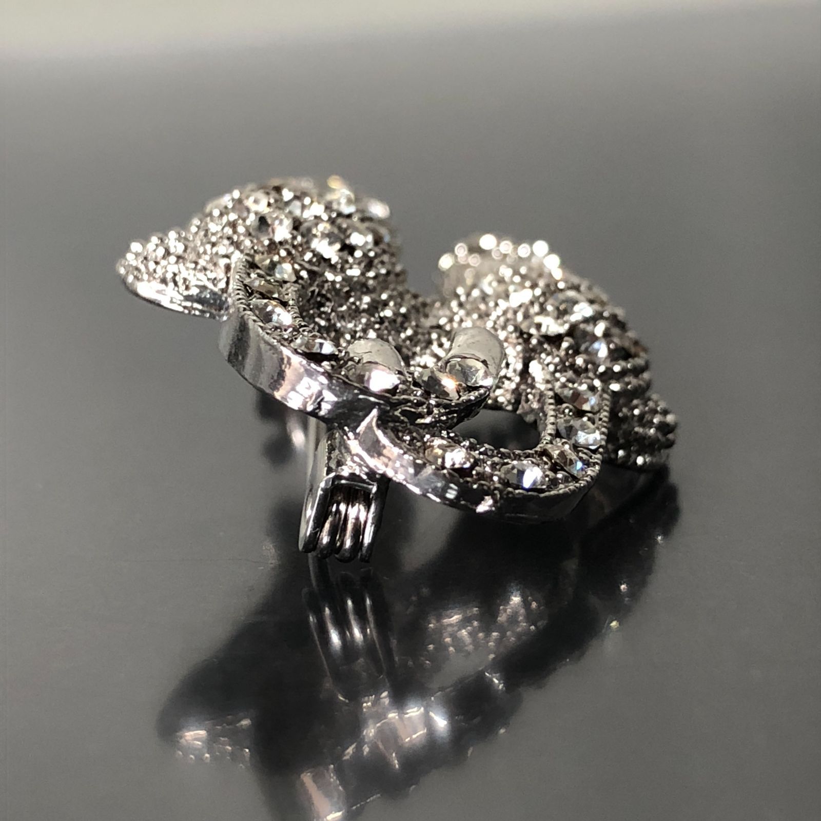 ブローチ 二匹の猫 cat シルバーカラー 重量約9g ラインストーン