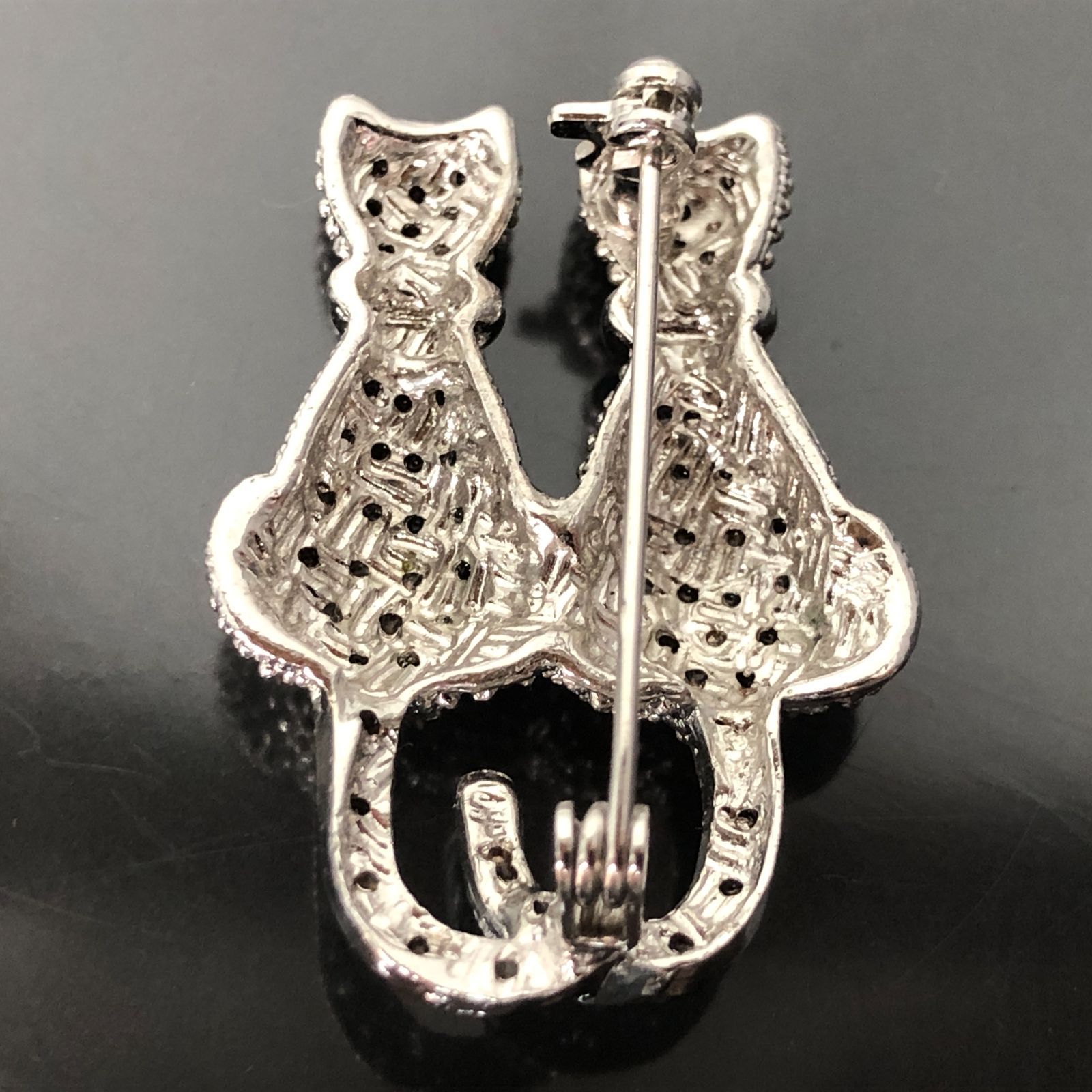 ブローチ 二匹の猫 cat シルバーカラー 重量約9g ラインストーン