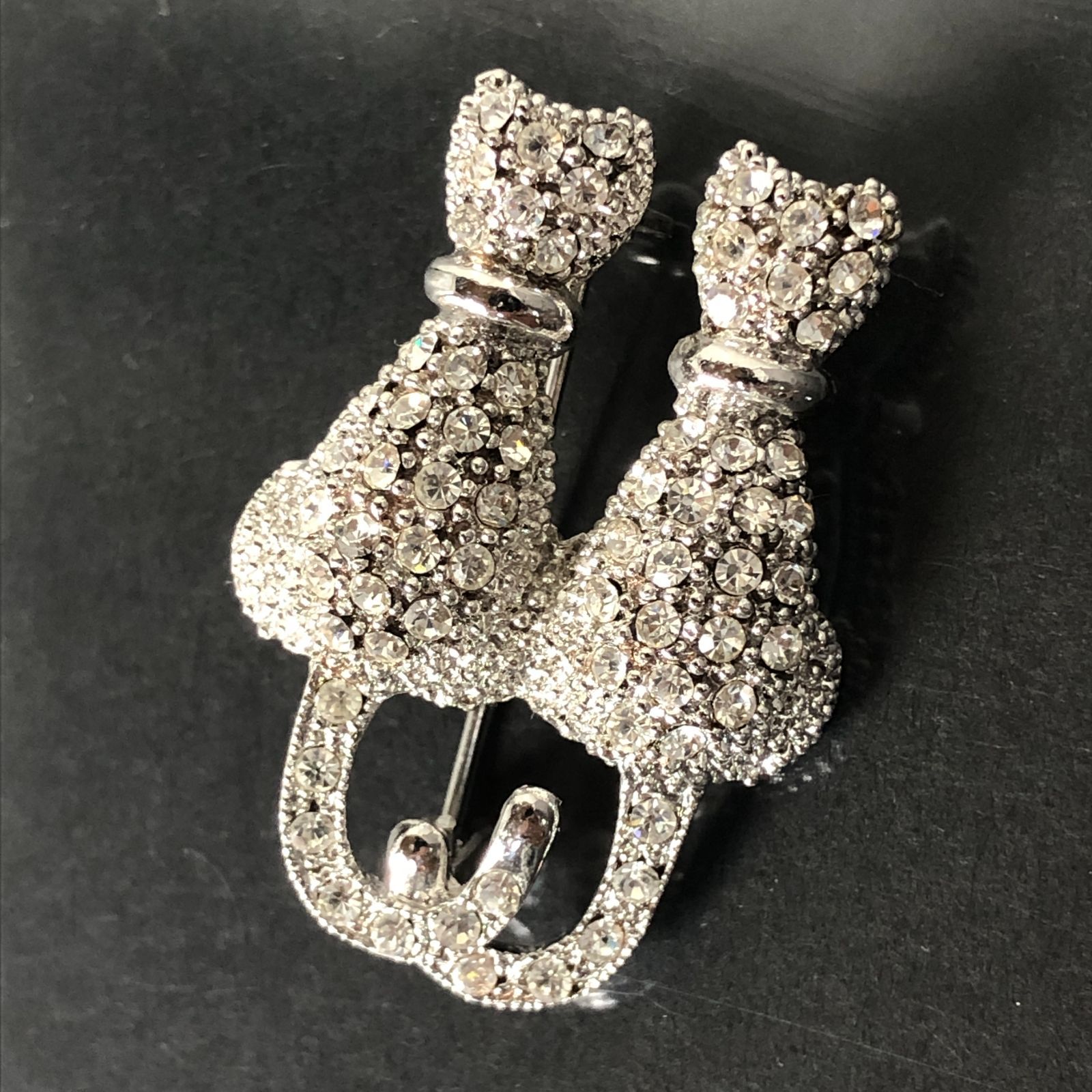 ブローチ 二匹の猫 cat シルバーカラー 重量約9g ラインストーン