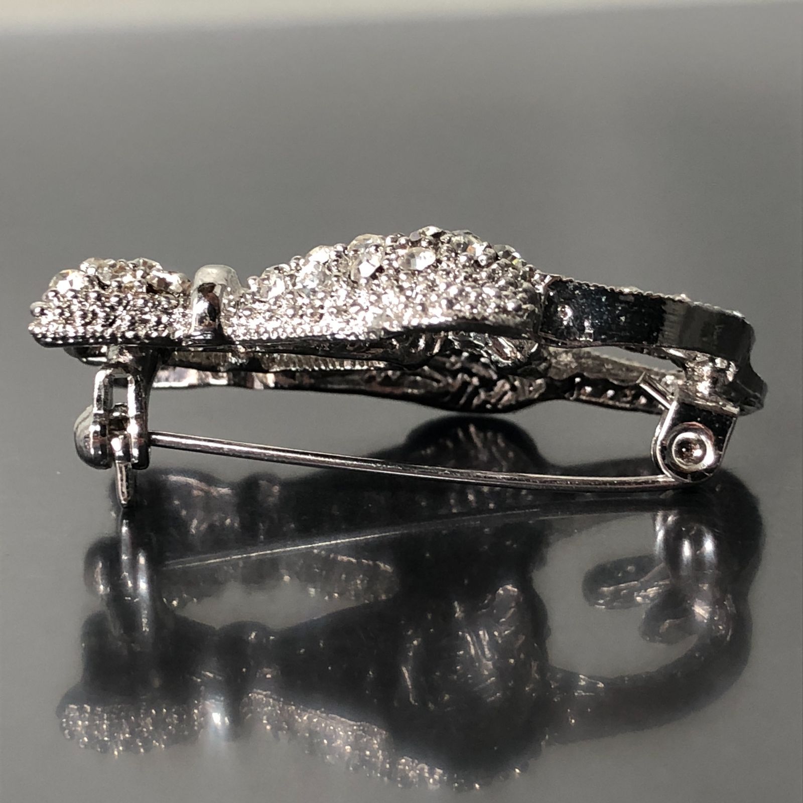 ブローチ 二匹の猫 cat シルバーカラー 重量約9g ラインストーン