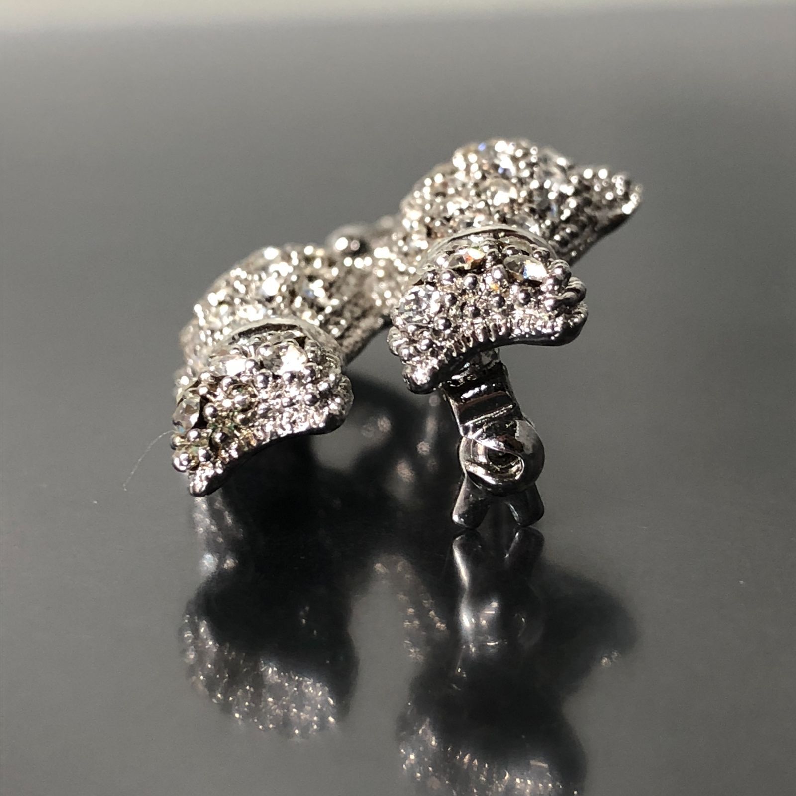 ブローチ 二匹の猫 cat シルバーカラー 重量約9g ラインストーン