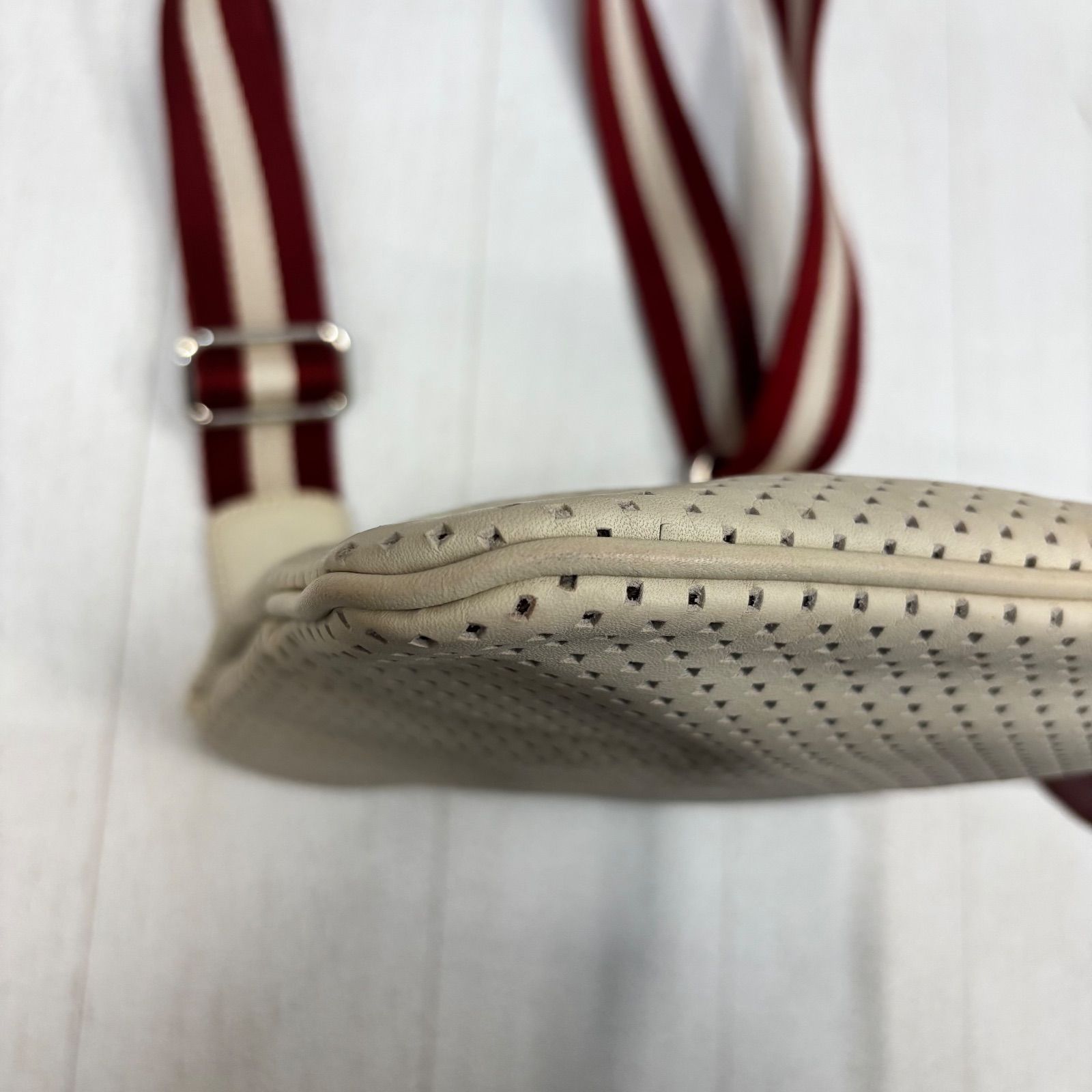 バリー BALLY ショルダーバッグ パンチングレザー 斜めかけ ショルダー 