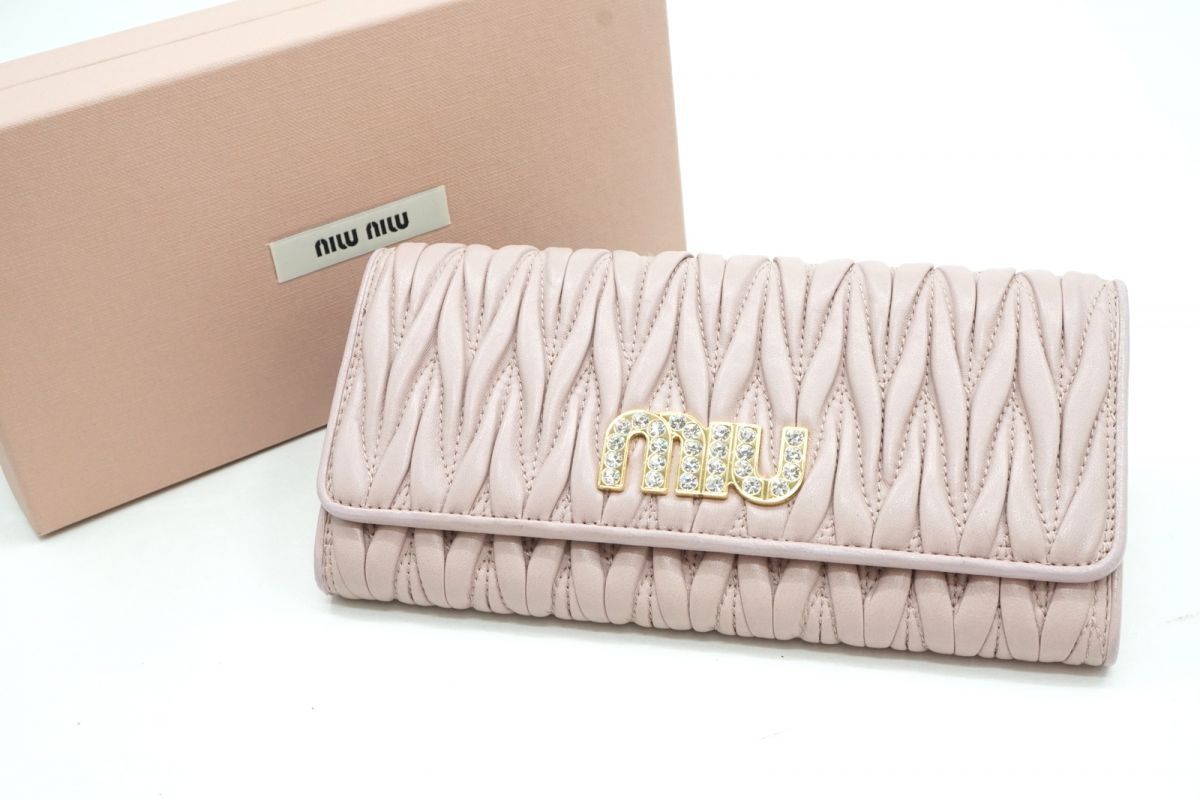 【箱あり】ミュウミュウ マテラッセ　二つ折り財布 ゴールド金具 ピンクベージュ ミュウミュウ 二つ折り 長財布 マテラッセ ギャザー ラインストーン