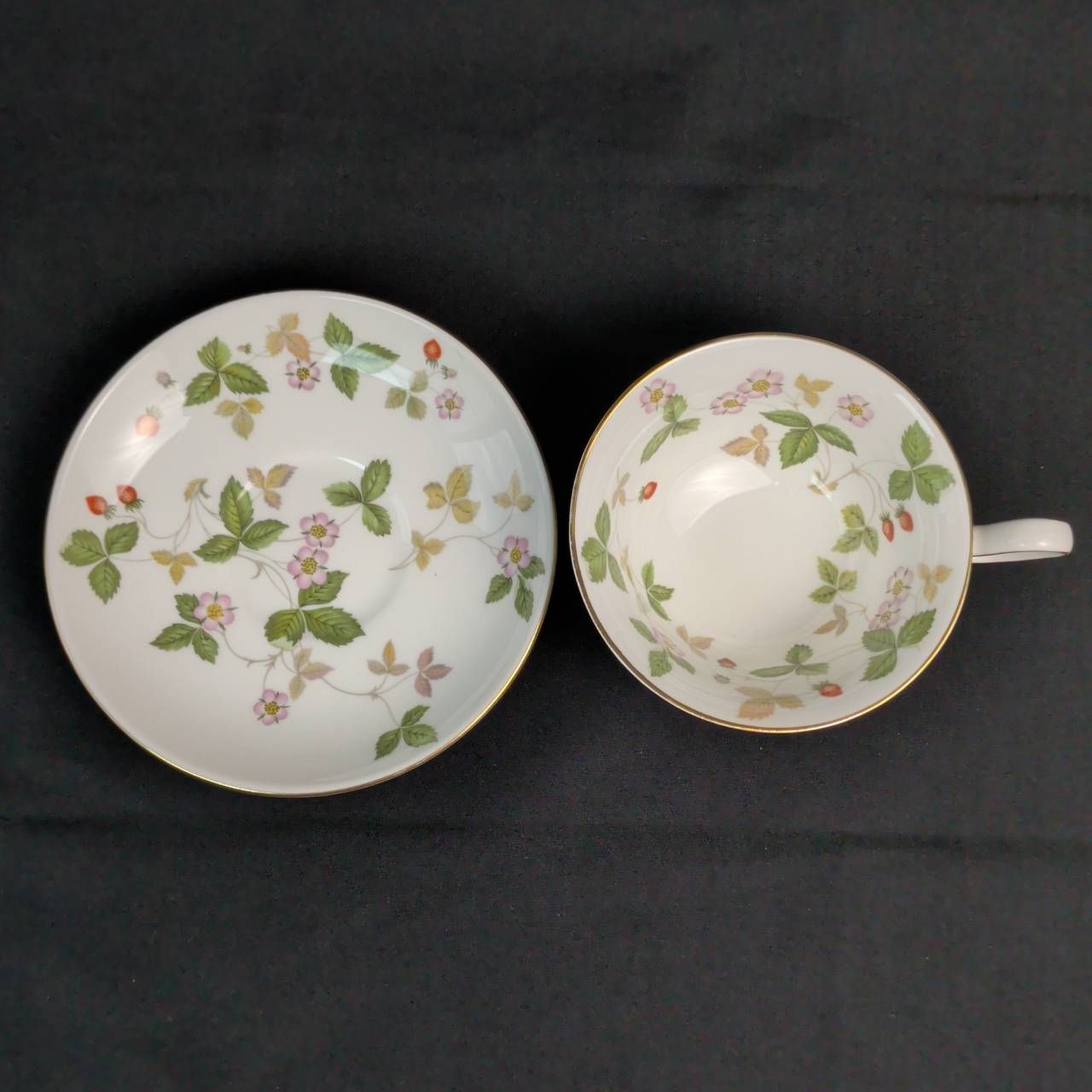 ウエッジウッド ワイルドストロベリー カップ＆ソーサ― 黒壺 2客