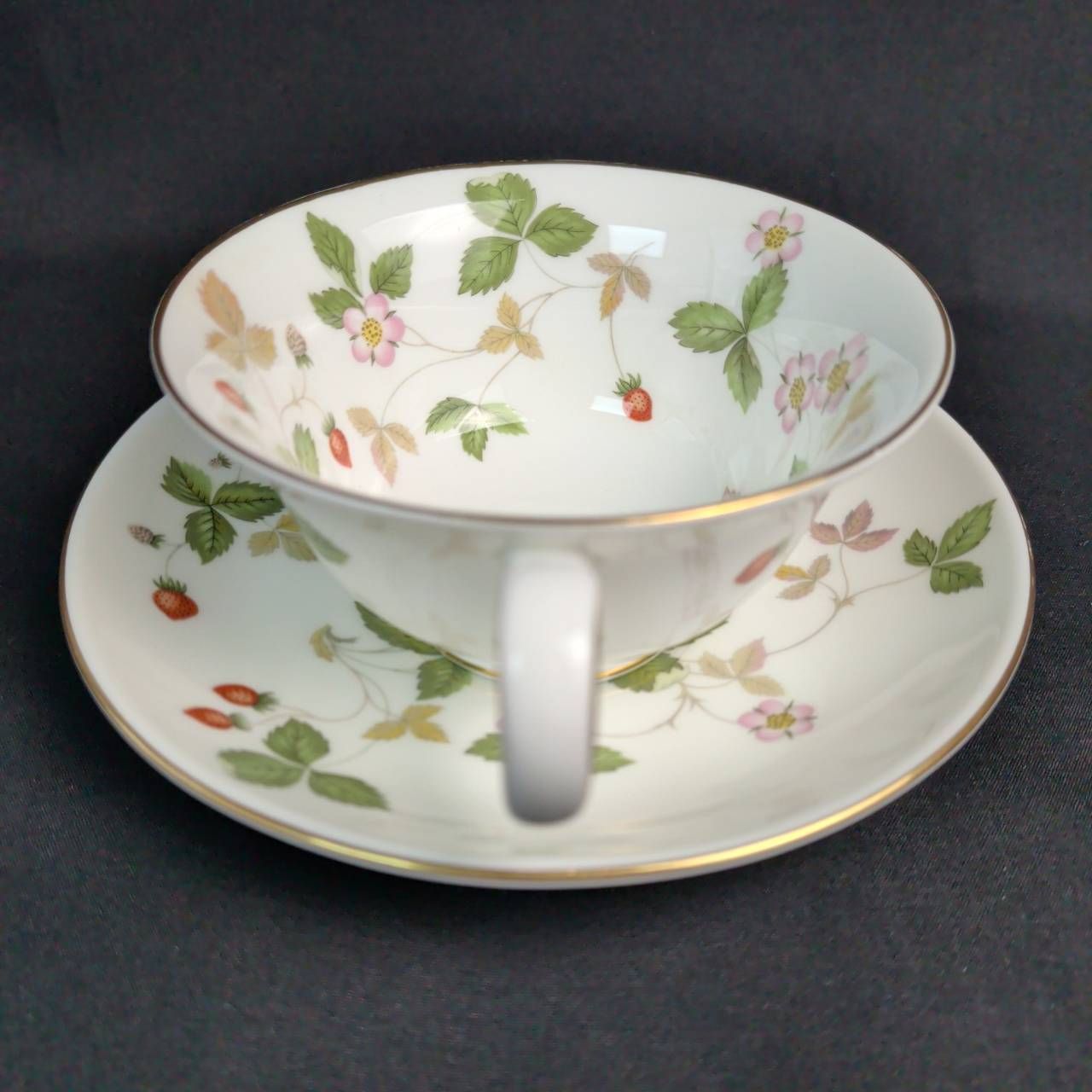 ウエッジウッド ワイルドストロベリー カップ＆ソーサ― 黒壺 2客