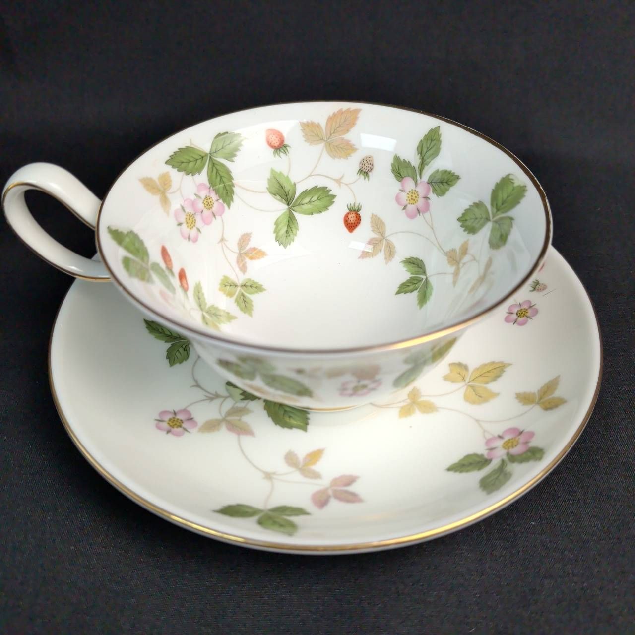 ウエッジウッド ワイルドストロベリー カップ＆ソーサ― 黒壺 2客