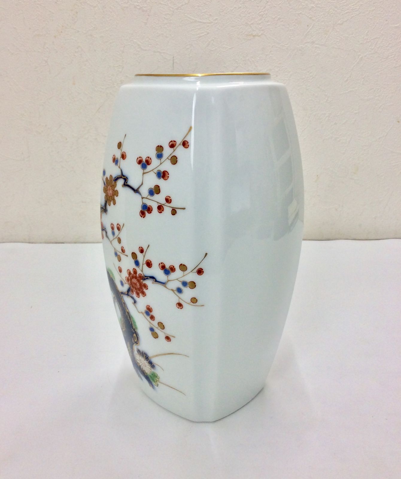 未使用/美品】宮内庁御用達 深川製磁 色絵彩磁 梅 菊 高さ：約21cm
