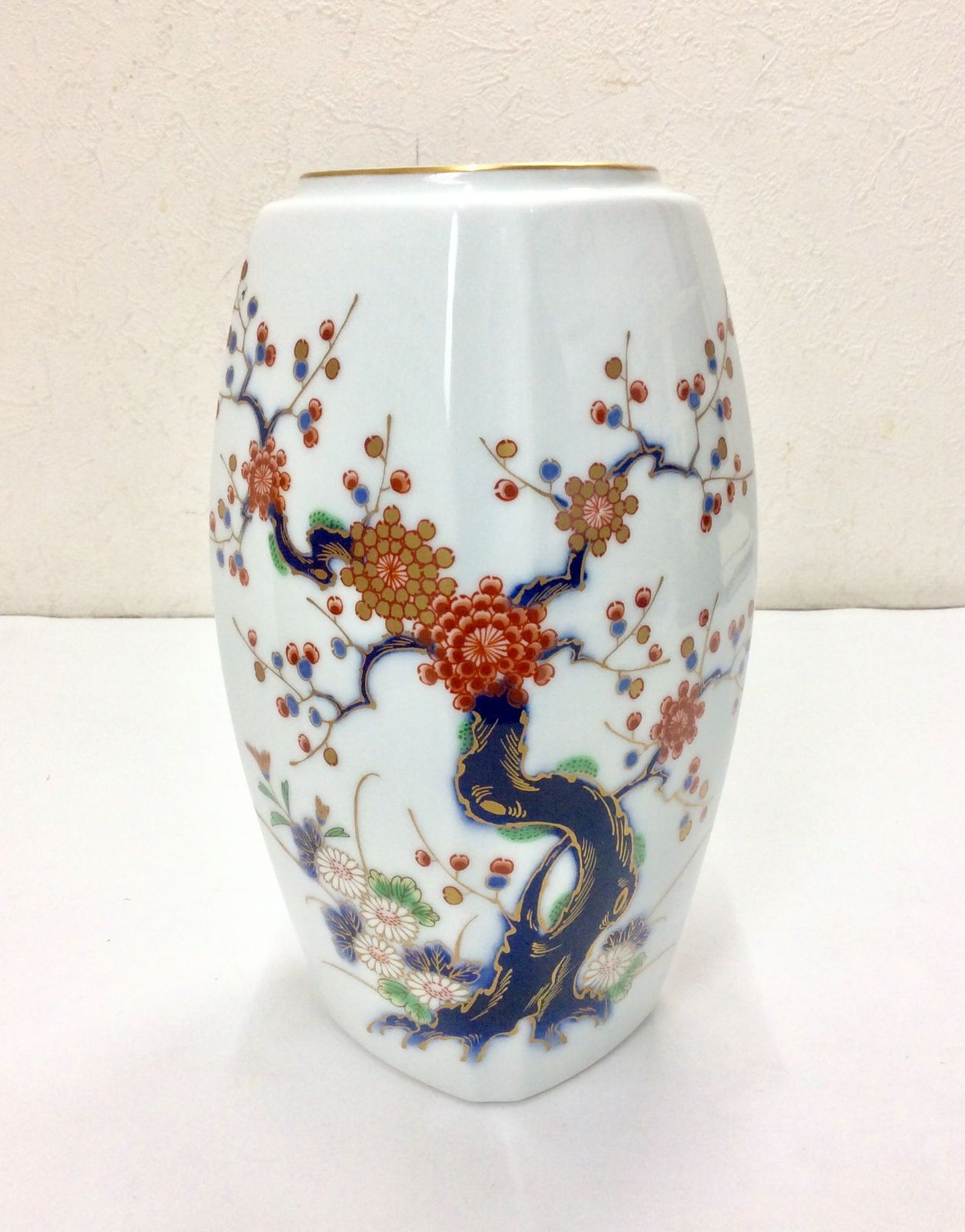 未使用/美品】宮内庁御用達 深川製磁 色絵彩磁 梅 菊 高さ：約21cm
