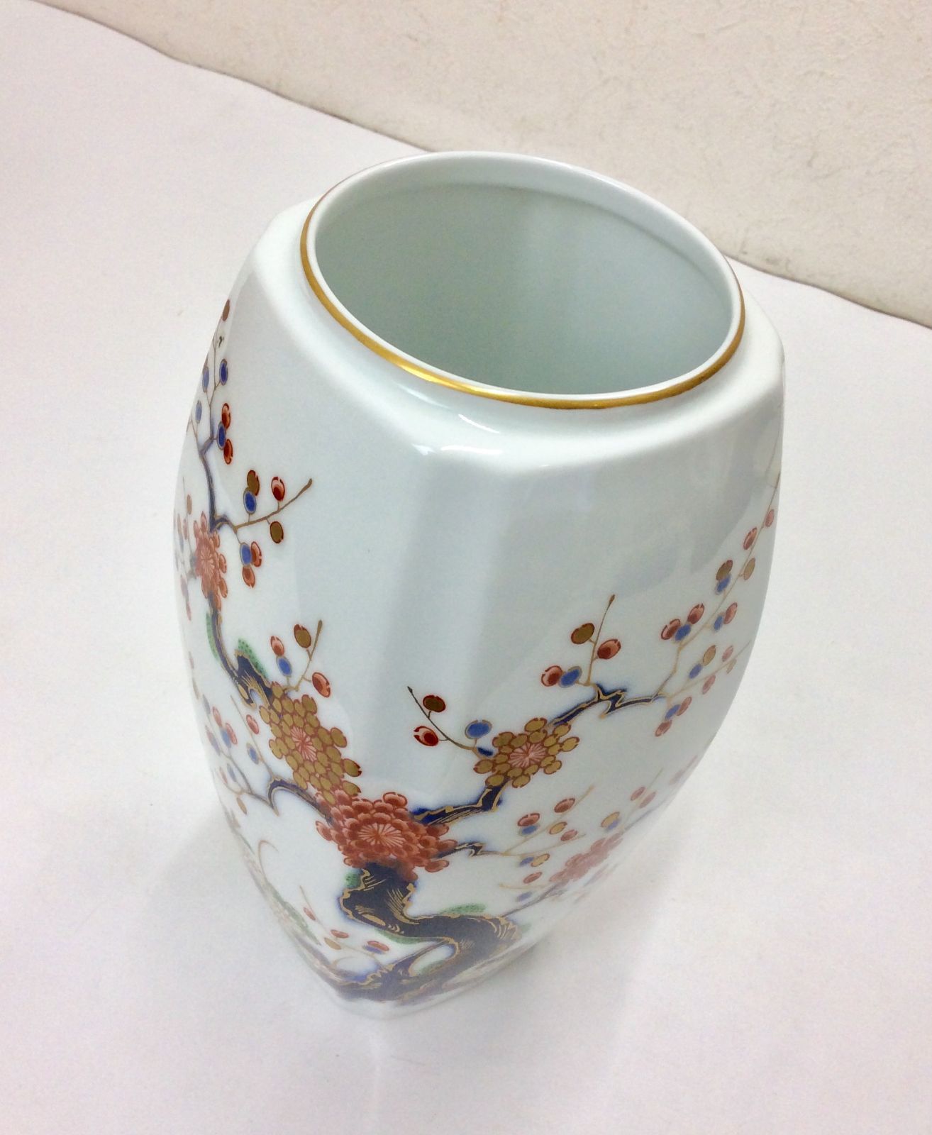 未使用/美品】宮内庁御用達 深川製磁 色絵彩磁 梅 菊 高さ：約21cm