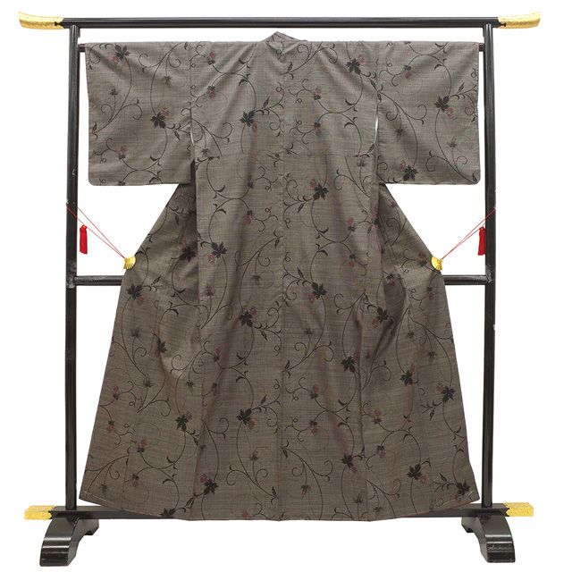 本場奄美大島紬 着物 正絹 大島紬 袷 久野織物 泥染め ７マルキ カタス式 こげ茶色 葡萄唐草 カジュアル 春 秋 冬 紬 仕立て上がり 身丈161 裄丈66.5 Ｍサイズ みやがわ sb 16698