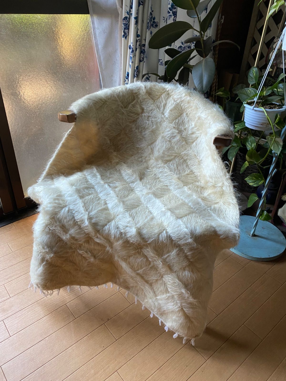 モフモフ艶々ヴィンテージ生成りがかった白のシイルトバッタニイェ 毛量多め アンゴラヤギの 上モヘアのみで織り機で丁寧に織られた毛布 厚みもあり椅子やソファに最適 贅沢モヘア100の なので大切な方へのギフトにも トルコシイルト直輸入卸売実現の価格