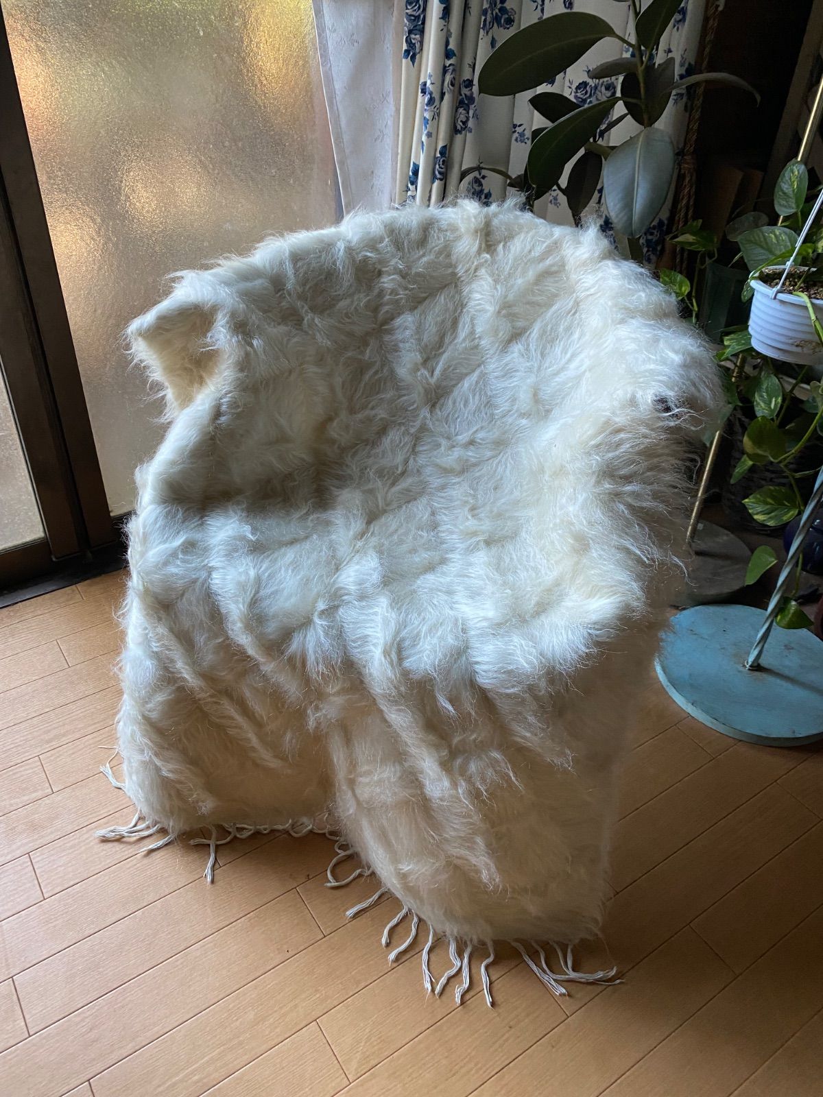 ヴィンテージ の白のシイルトバッタニイェ このサイズだけどずっしり1100 g超え 古い時代の最高のトルコのアンゴラヤギモヘアのみで織り機で織られた贅沢なシイルトバッタニイェ フッワフワで暖かい 四季を通じて重宝踏み心地触り心地抜群 自然の山羊さんの毛のラグ