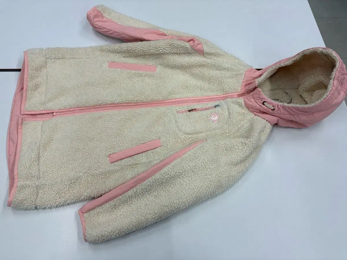 Vノーカラーフォックスファースリーブコート