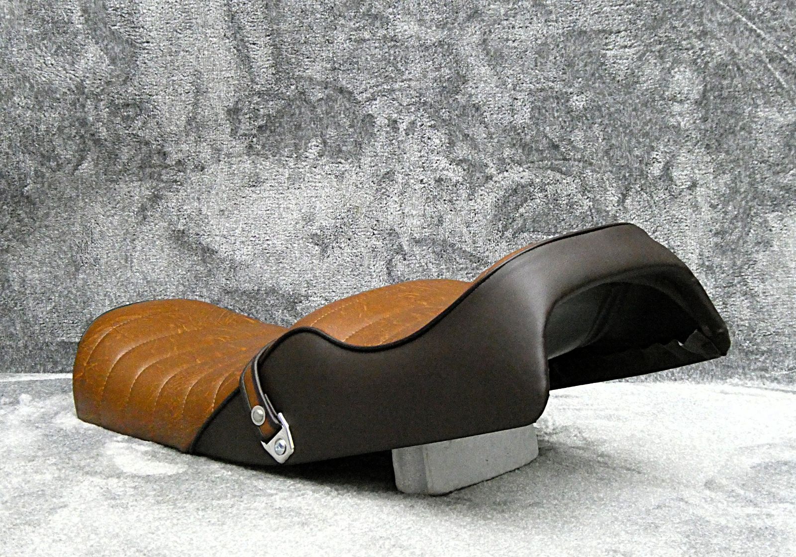 Z1000MK2 鋲打ち 茶ツートン タックロールシート/ブラウンZ750FX Z1000MK2 茶ツートン タックロールシート/ブラウンZ750FX-1 あんこ抜き