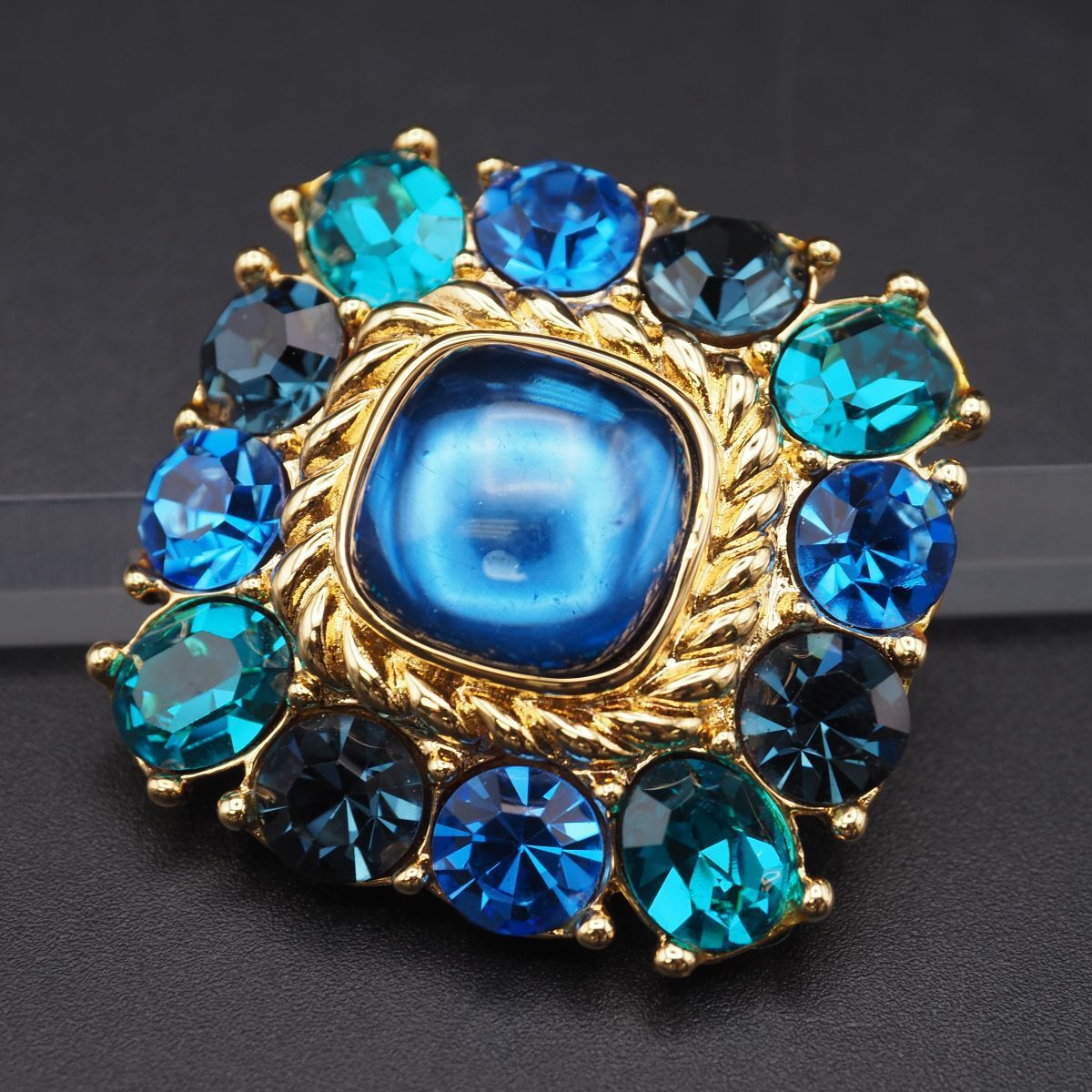 J 590 AVON エイボン ブローチ ブルーストーン風 ゴールド デザイン コスチュームジュエリー