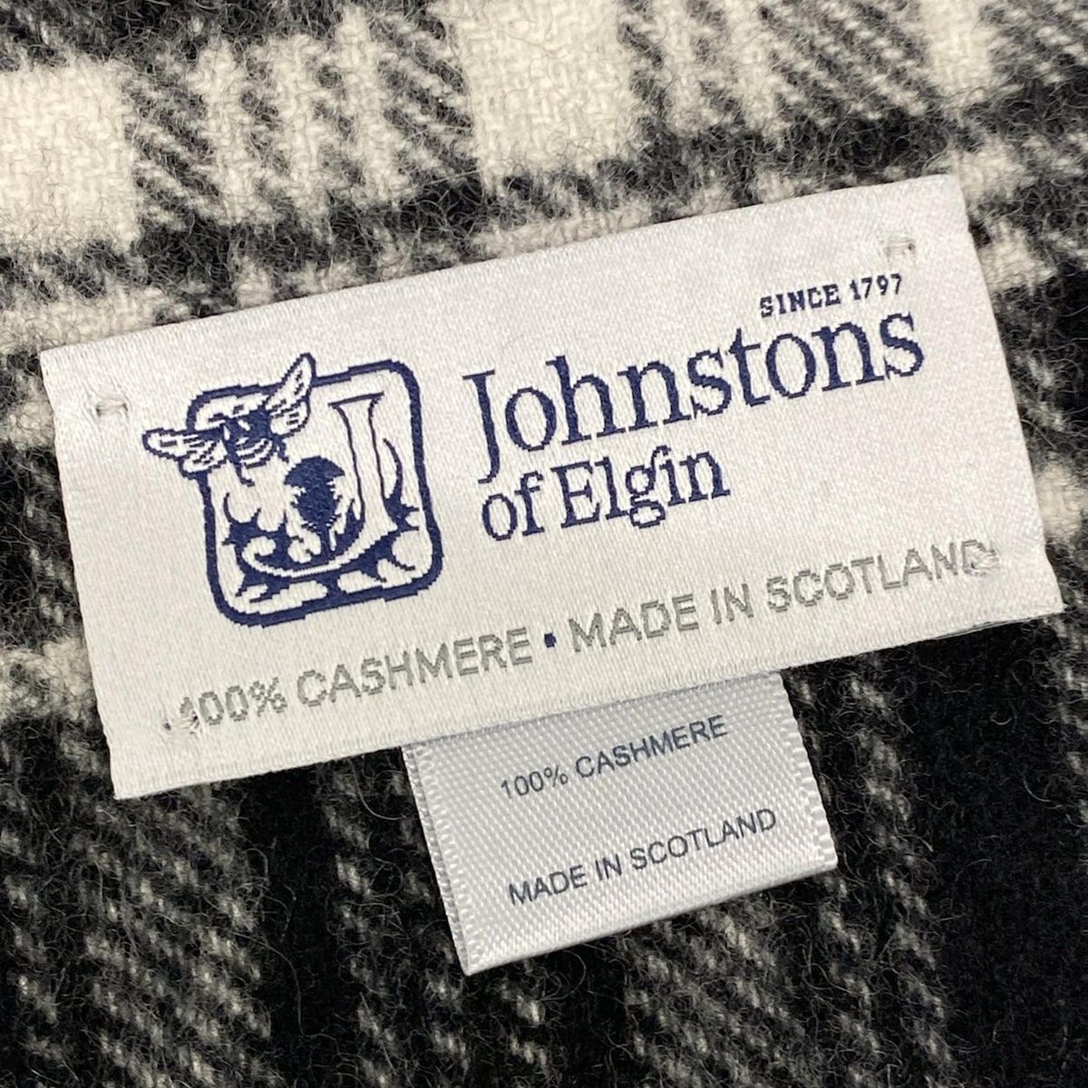 johnstons of elgin(ジョンストンズ) マフラー美品 - 黒×白 チェック柄