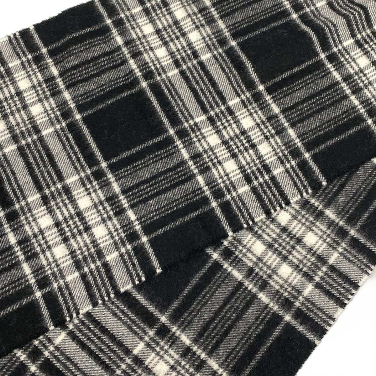 johnstons of elgin(ジョンストンズ) マフラー美品 - 黒×白 チェック柄