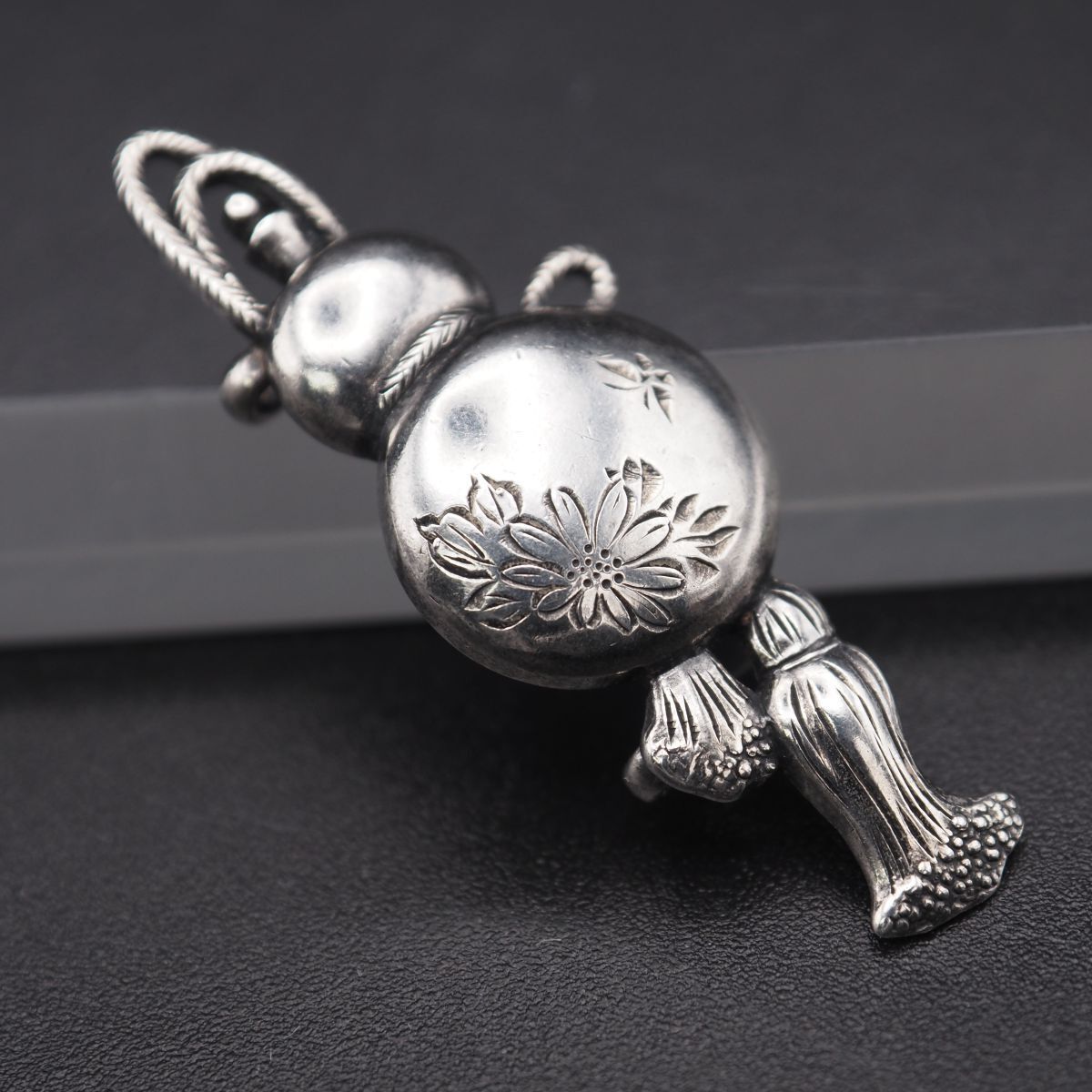 J 227 ヴィンテージ 銀純刻印 帯留め 瓢箪 花彫刻 デザイン シルバー 和装小物 アンティーク